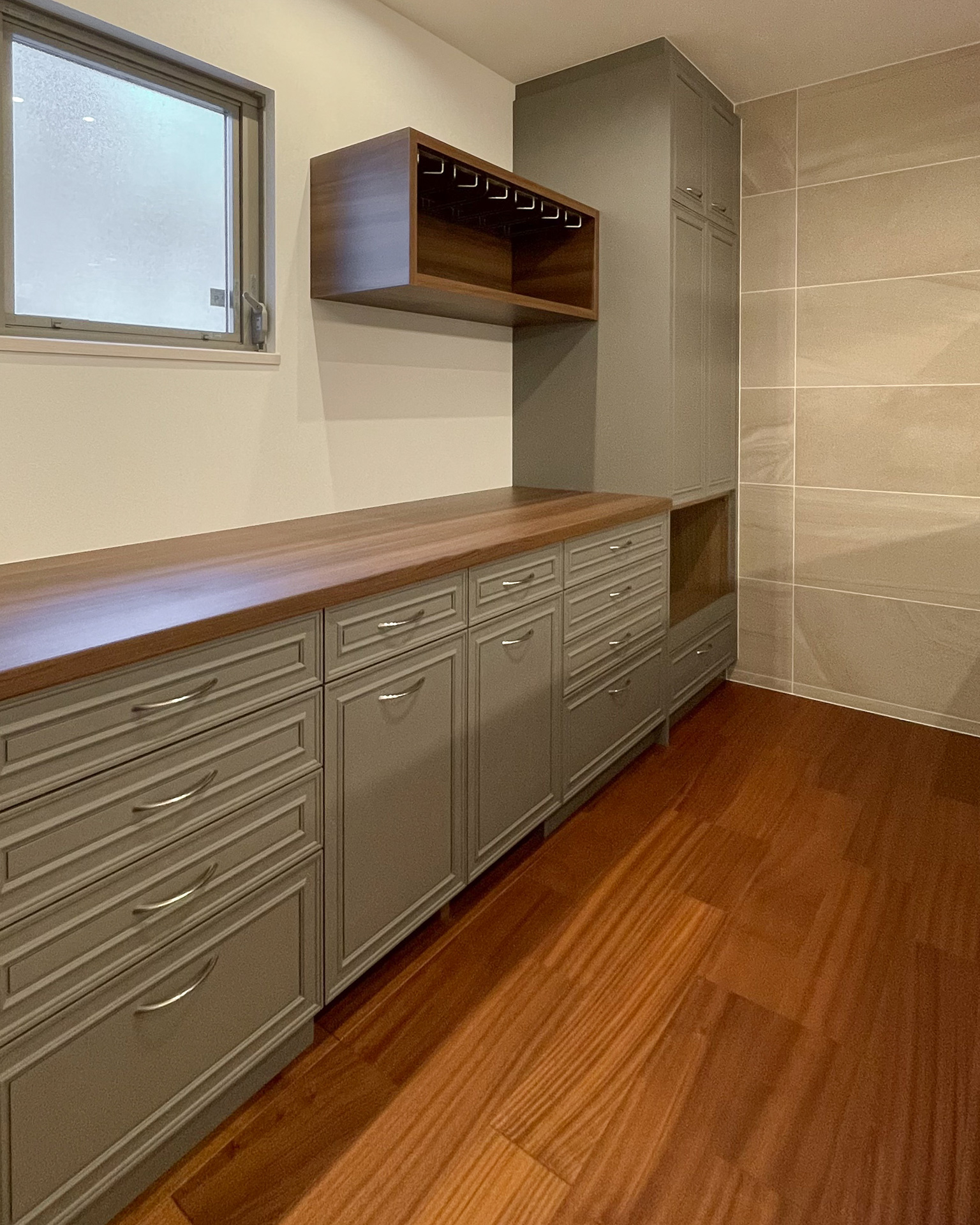 写真:框扉の陰影が、キッチンに表情をもたらす