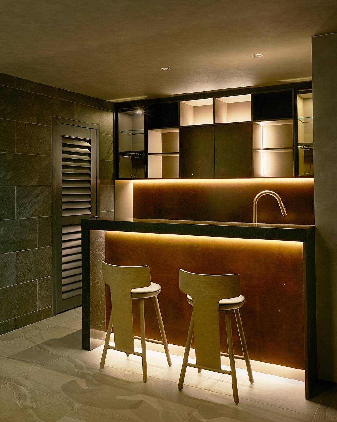 マテリアルが際立つバーカウンター