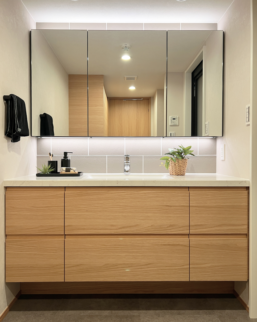 素材感豊かなオークの洗面空間