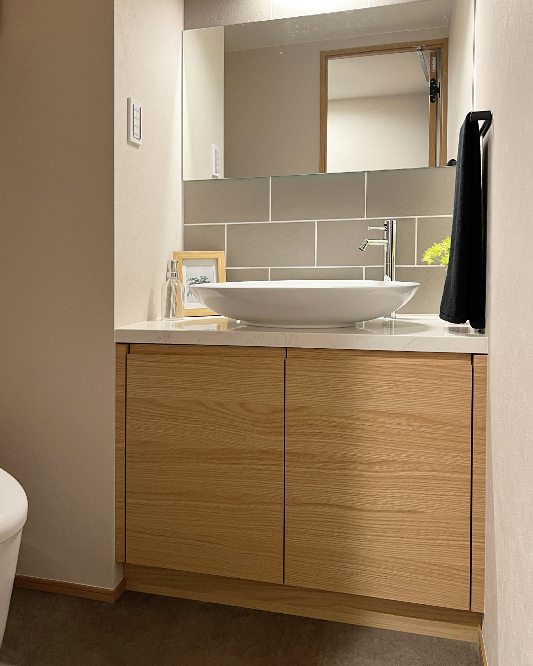 温かみを感じるオークのトイレ手洗い