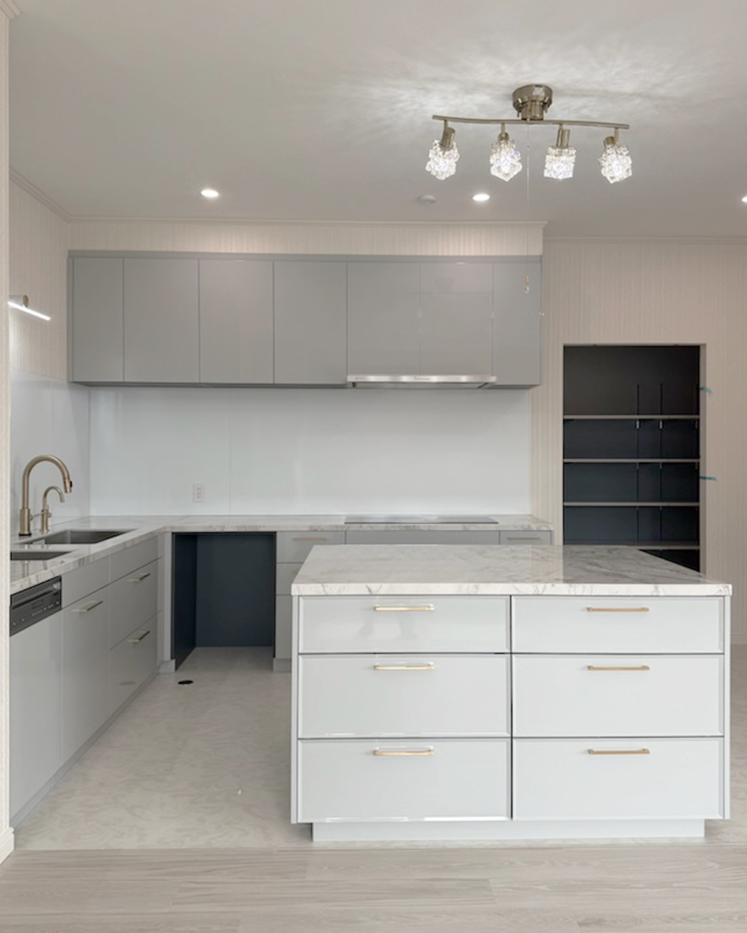 上質な艶感がキッチンに華やぎを