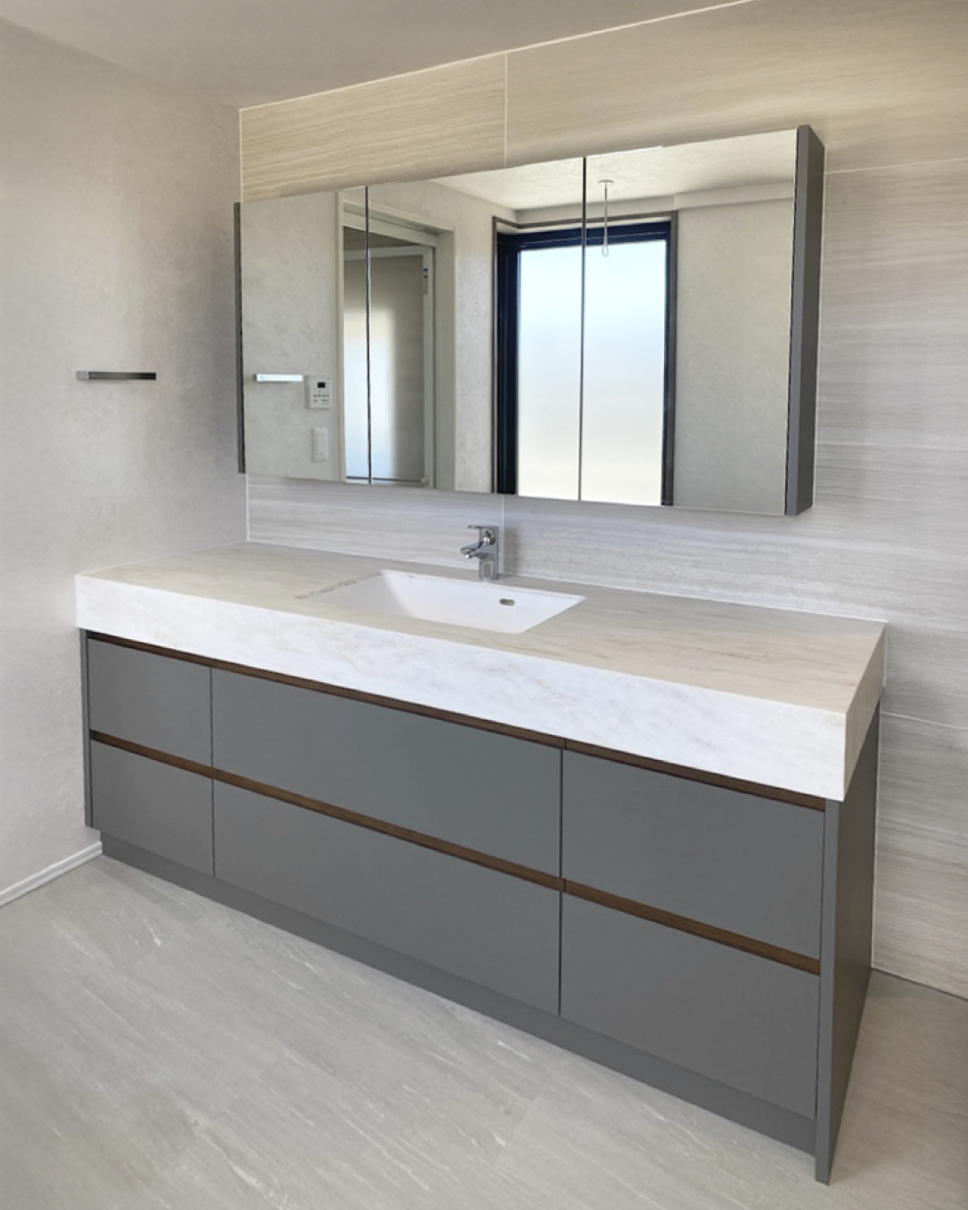 さりげないアクセントが映える洗面化粧台