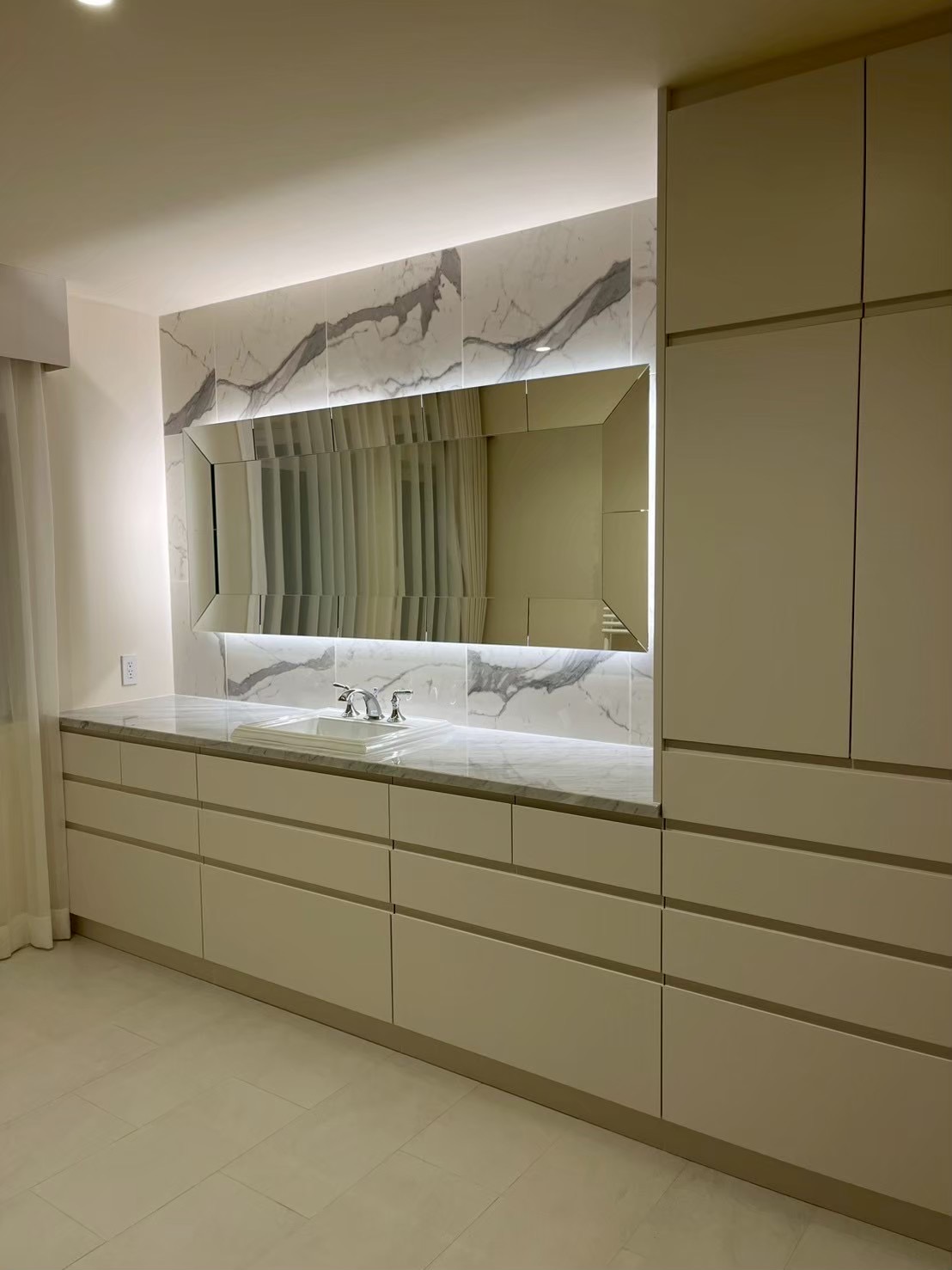 大理石が主役のエレガントな洗面空間