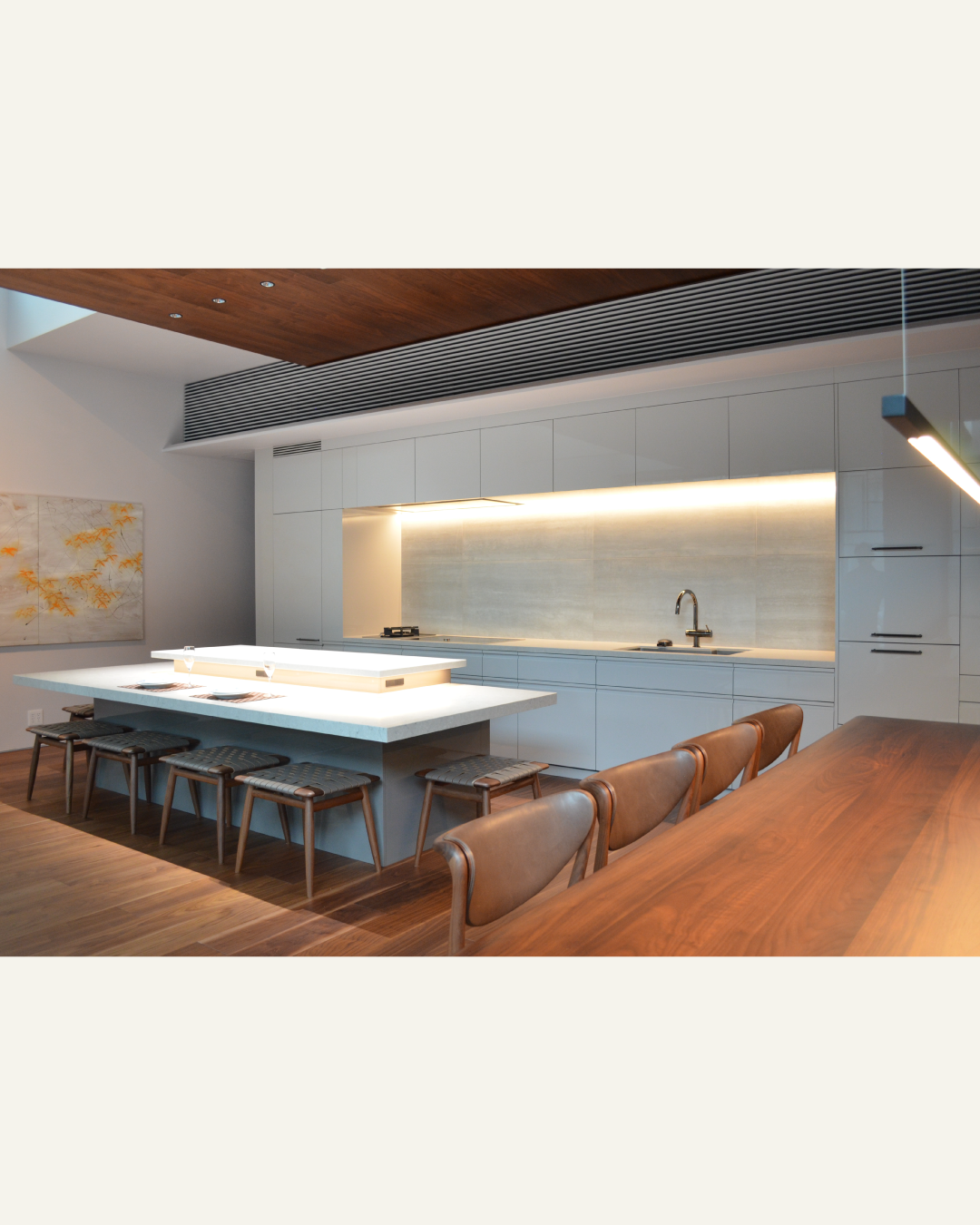 写真:ドラマティックなLDK空間