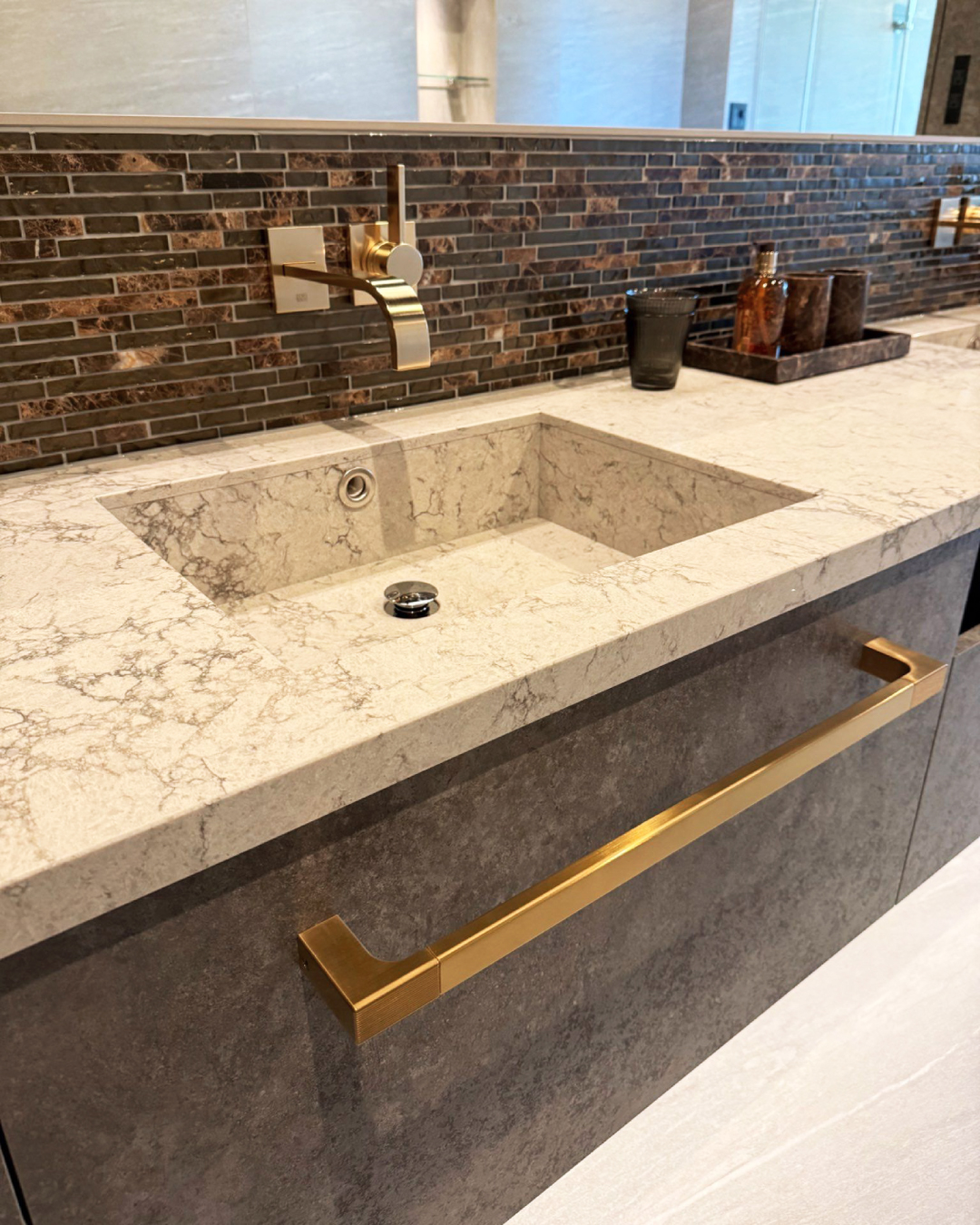 写真：ゆったりと過ごす贅沢な洗面空間