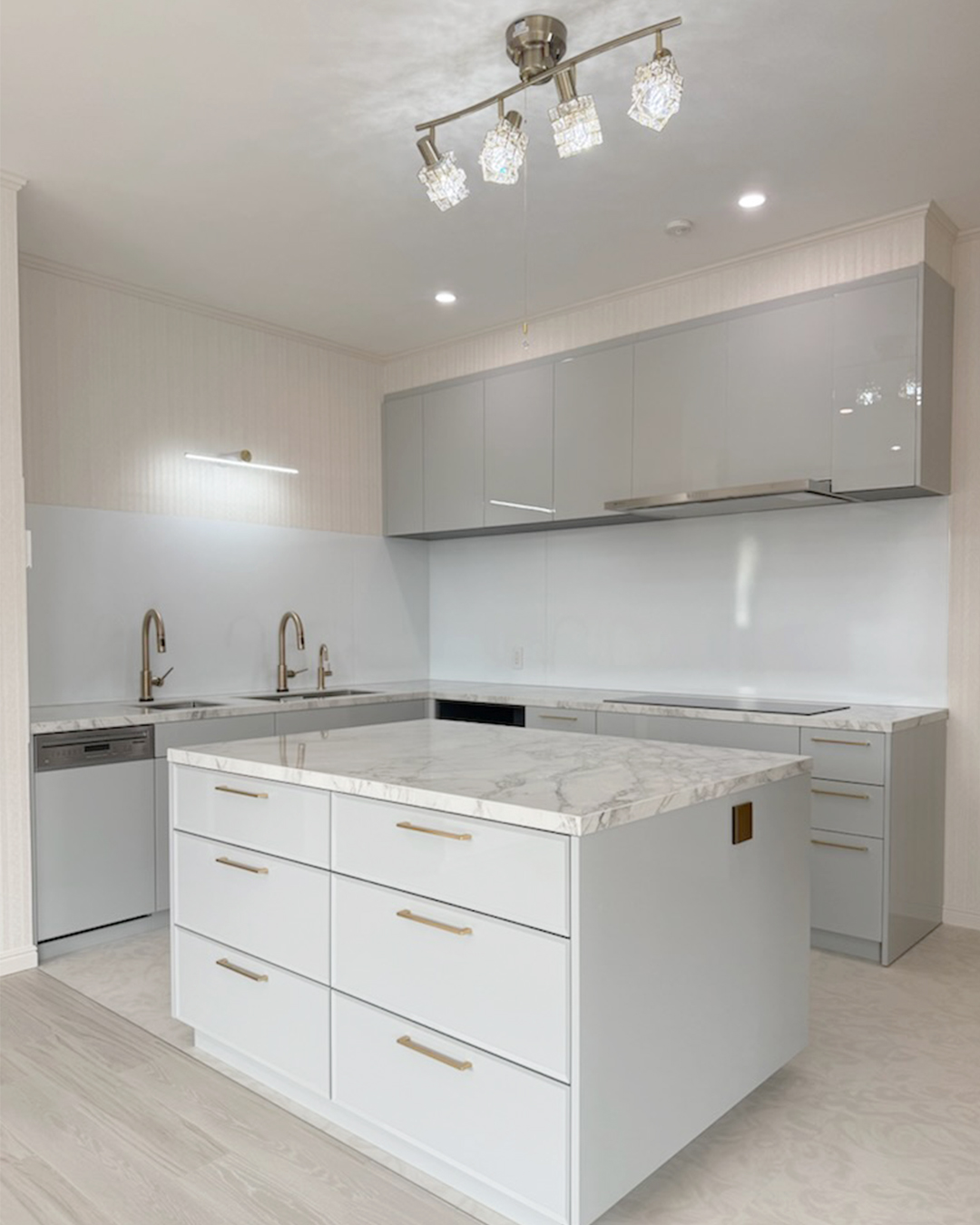 写真:上質な艶感がキッチンに華やぎを