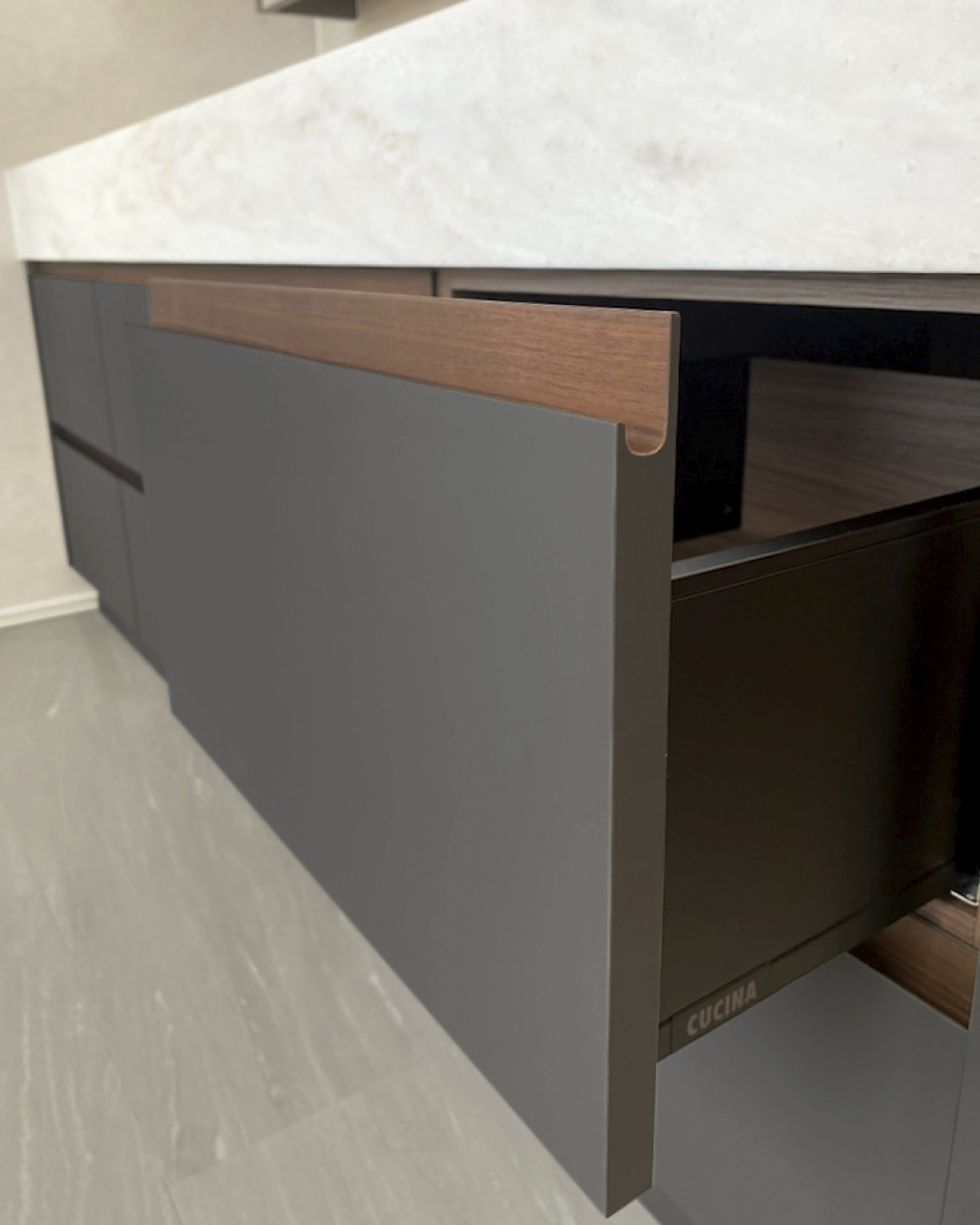 写真：さりげないアクセントが映える洗面化粧台