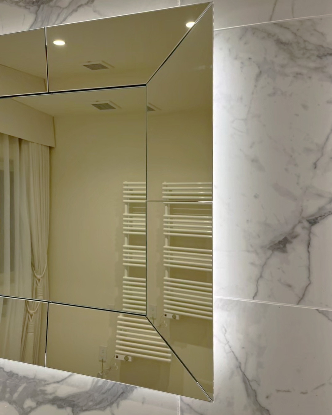 写真：大理石が主役のエレガントな洗面空間