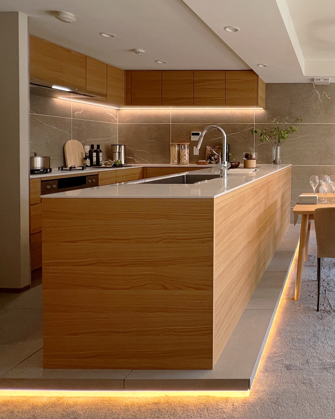 写真：オークの温もりあふれるLDK空間