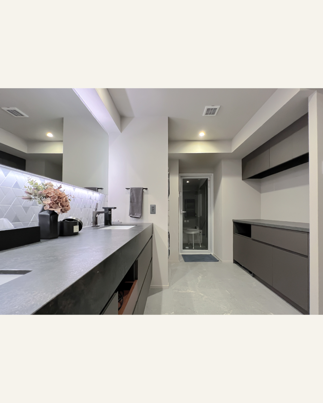 写真：美しく機能的なホテルライク洗面