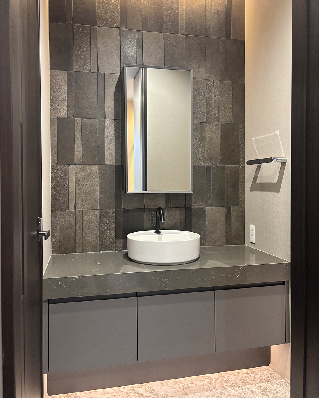 シックで落ち着いたトイレ手洗い