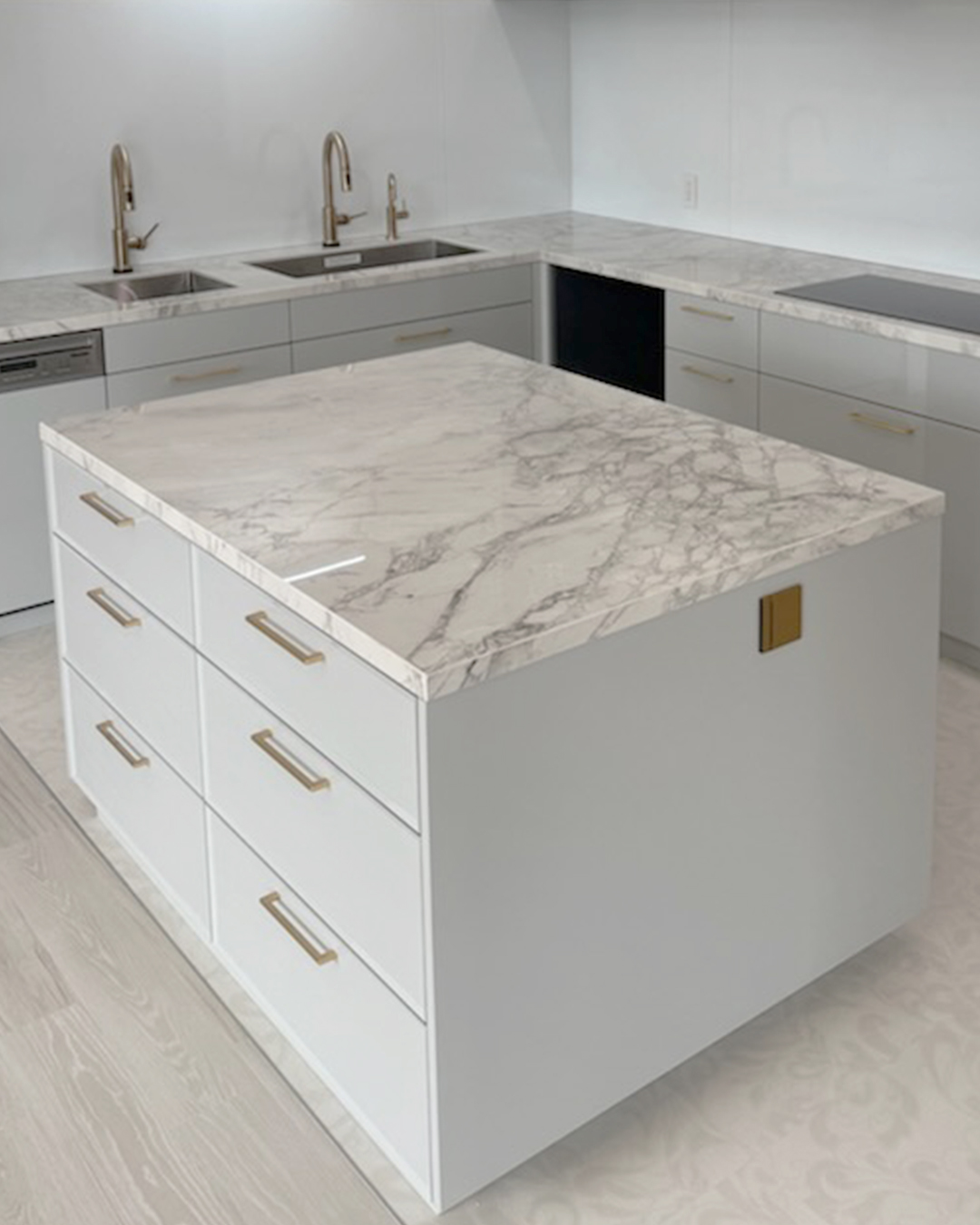 写真:上質な艶感がキッチンに華やぎを