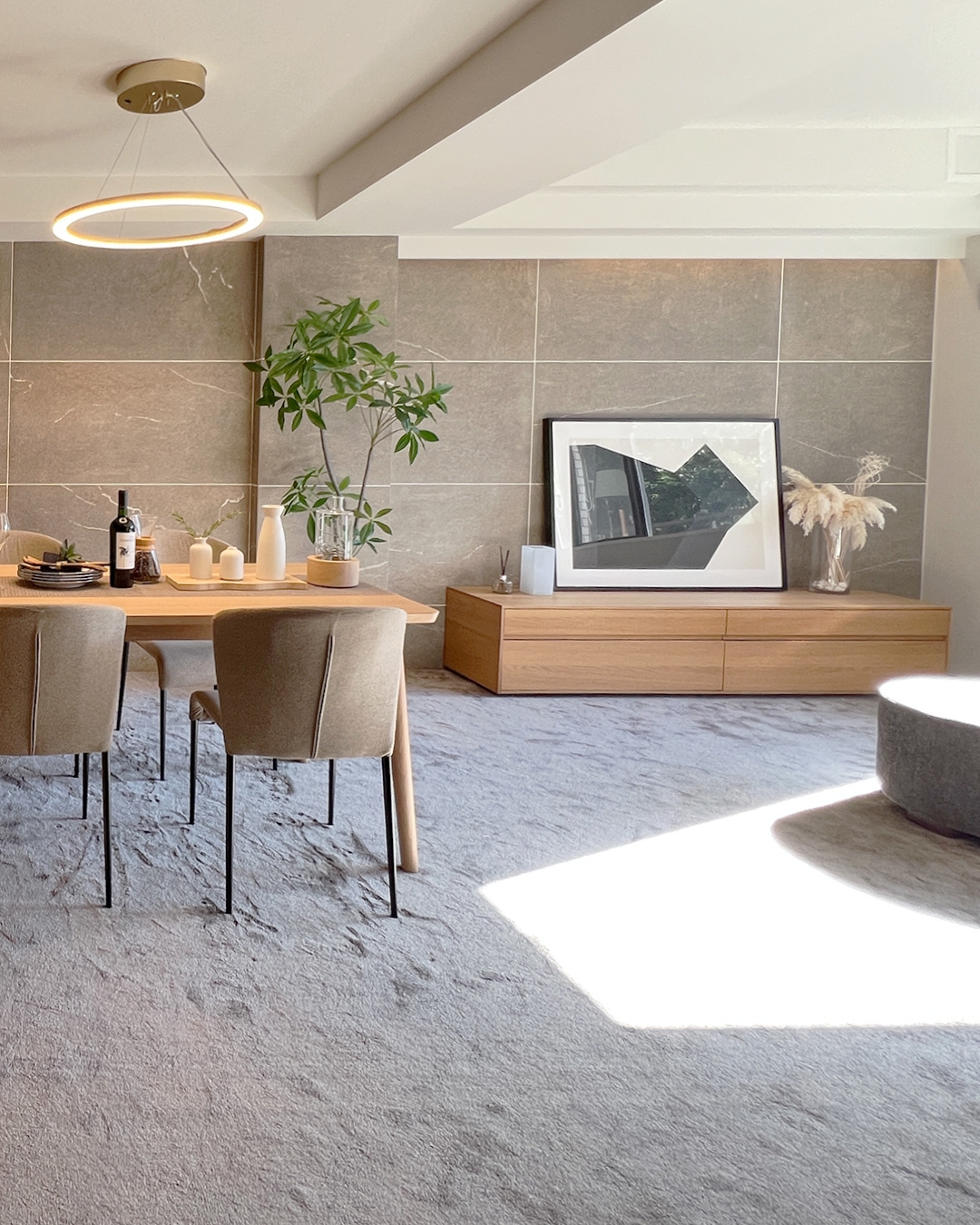 写真：オークの温もりを感じるテレビボード