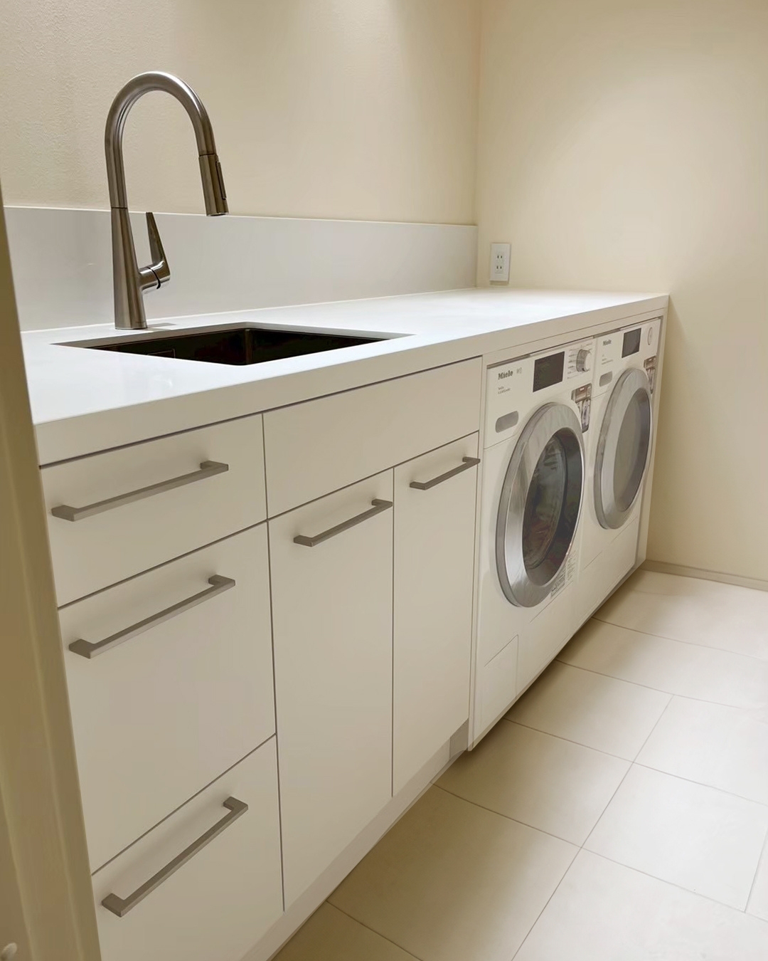 機能的で清潔感あふれるランドリールーム