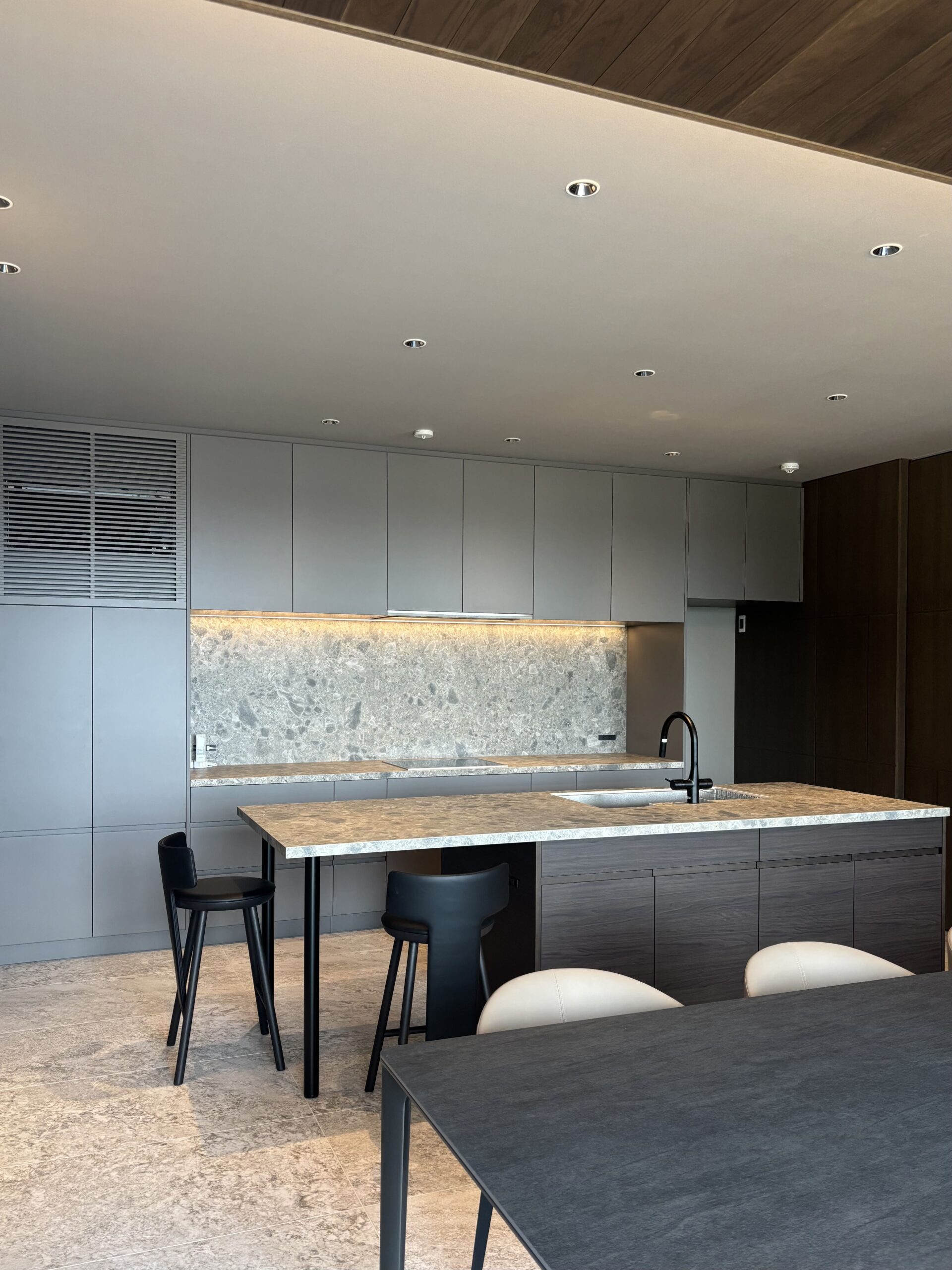 写真:建築に溶け込むデザイン