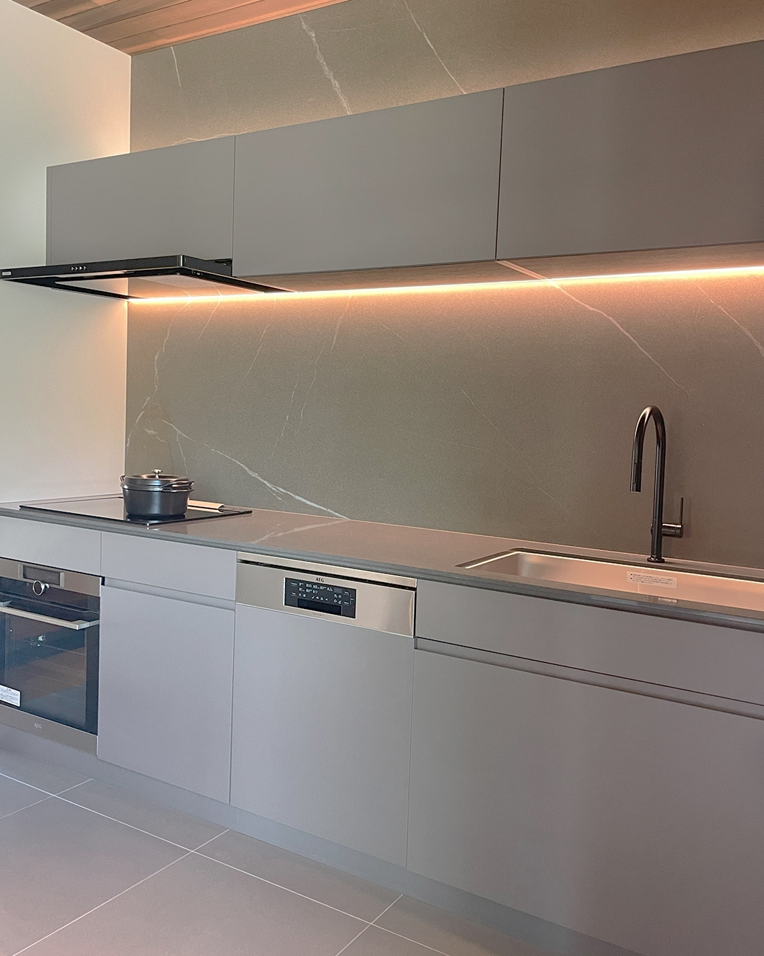 写真：静寂さと温もりを感じられる和モダン空間