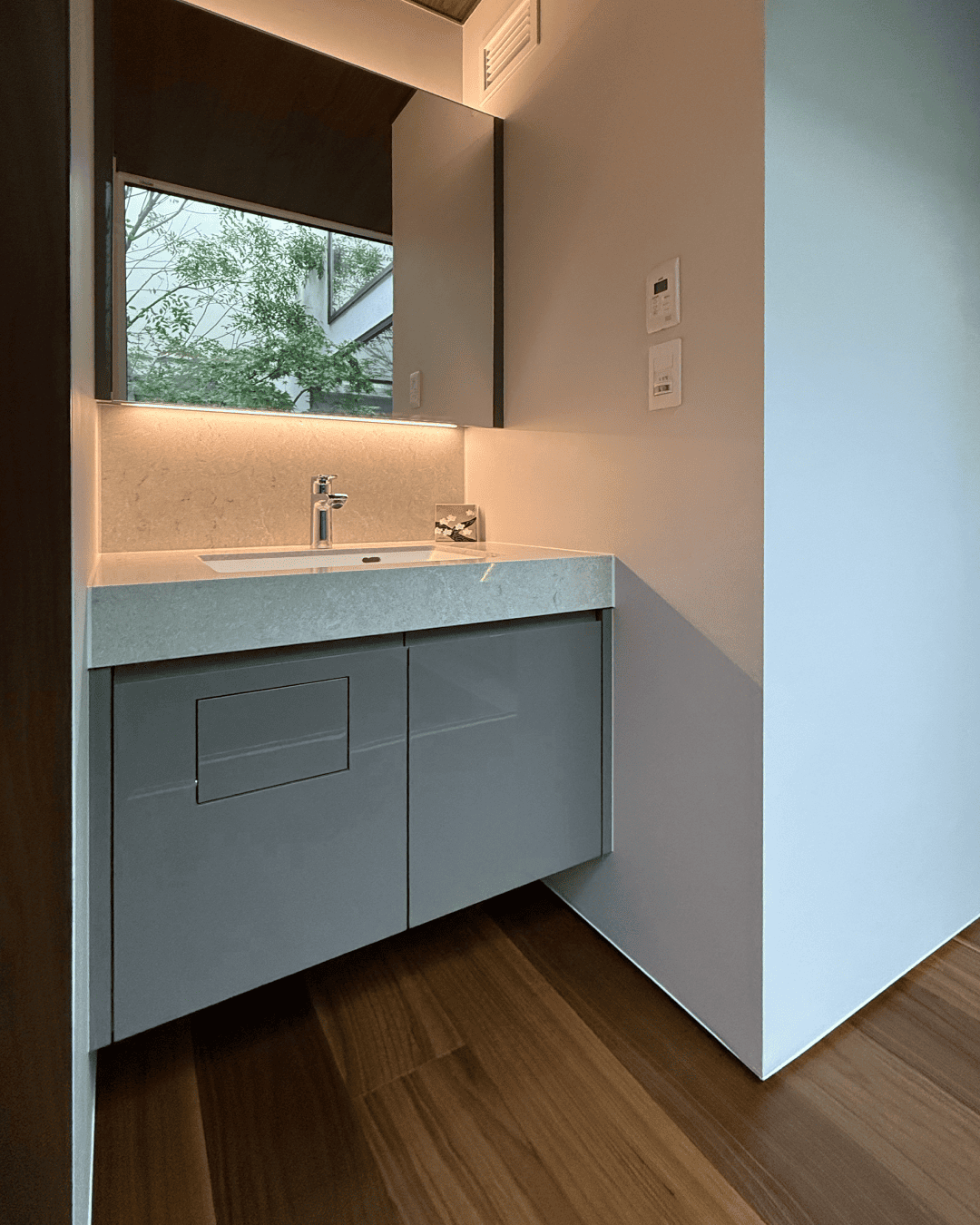 写真：洗練された落ち着きのトイレ手洗い