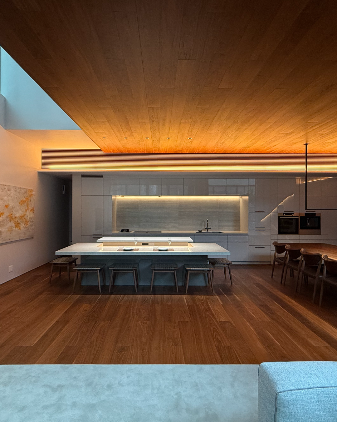 写真:ドラマティックなLDK空間