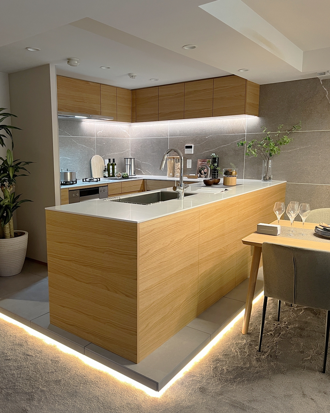 写真：オークの温もりあふれるLDK空間