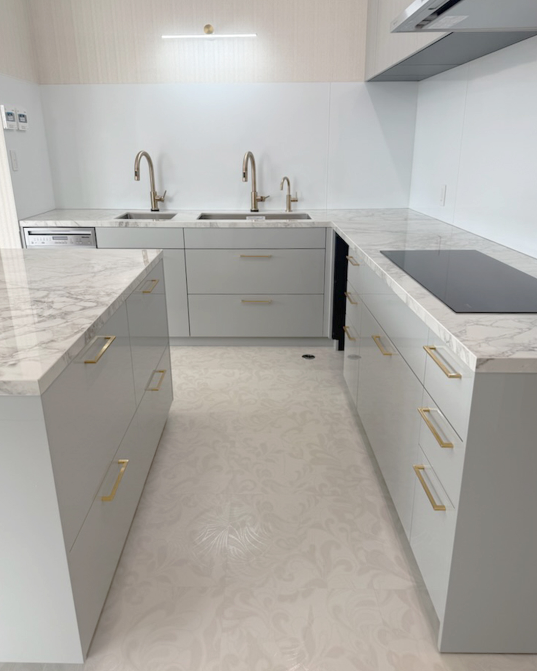 写真:上質な艶感がキッチンに華やぎを