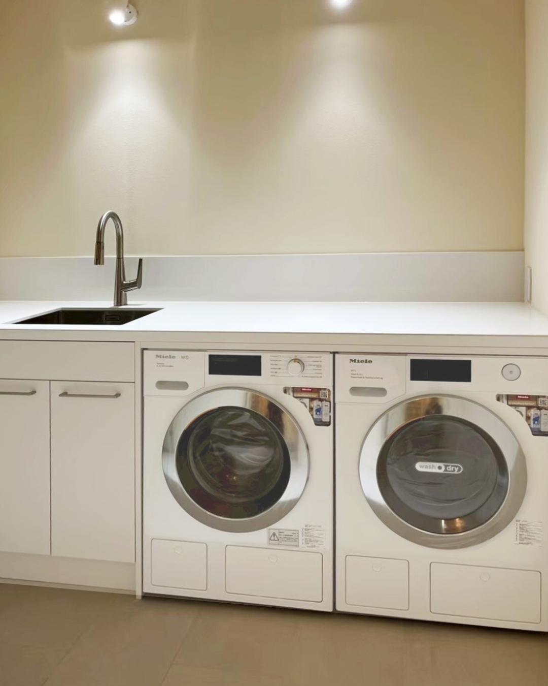 写真：機能的で清潔感あふれるランドリールーム