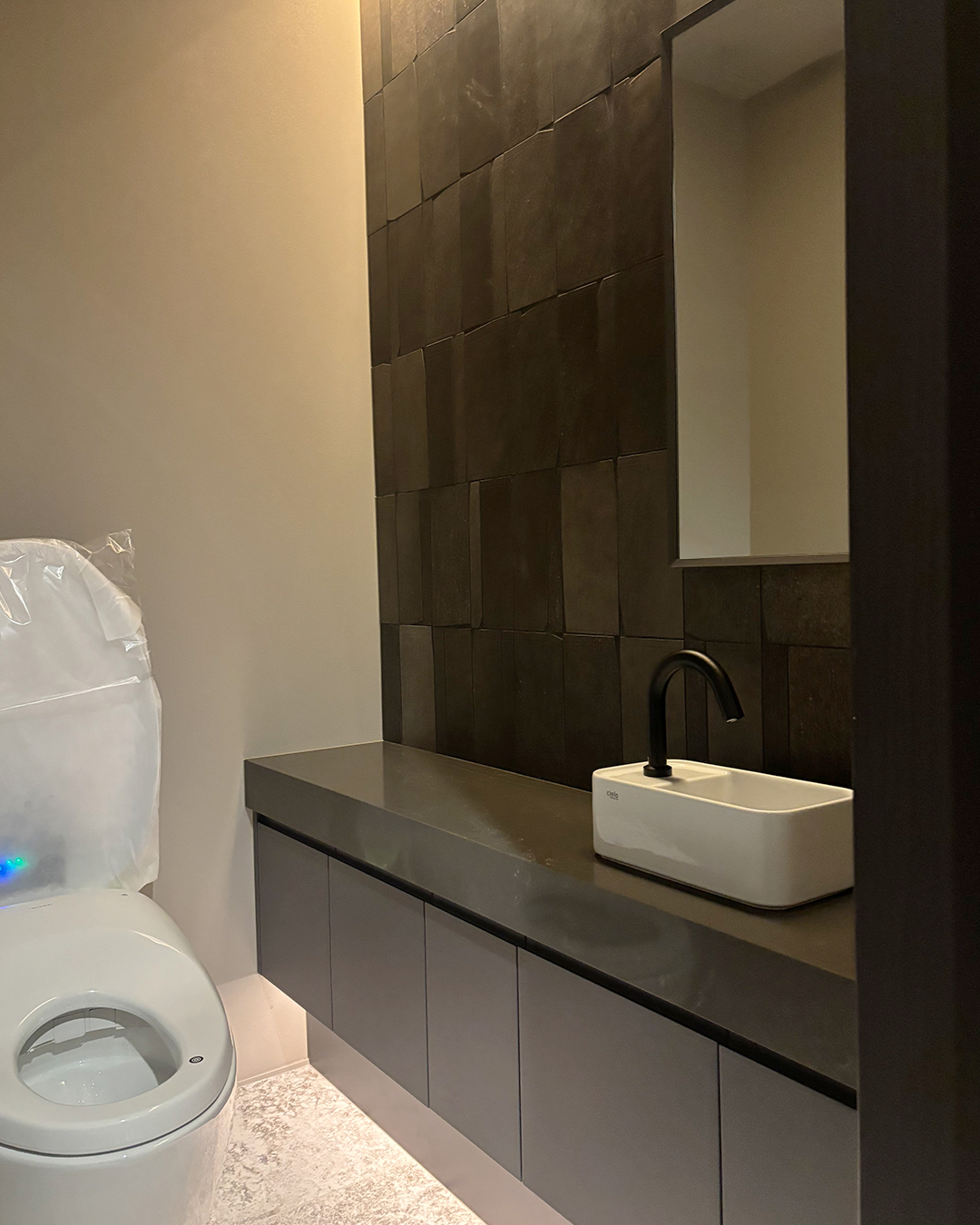 写真：シックで落ち着いたトイレ手洗い