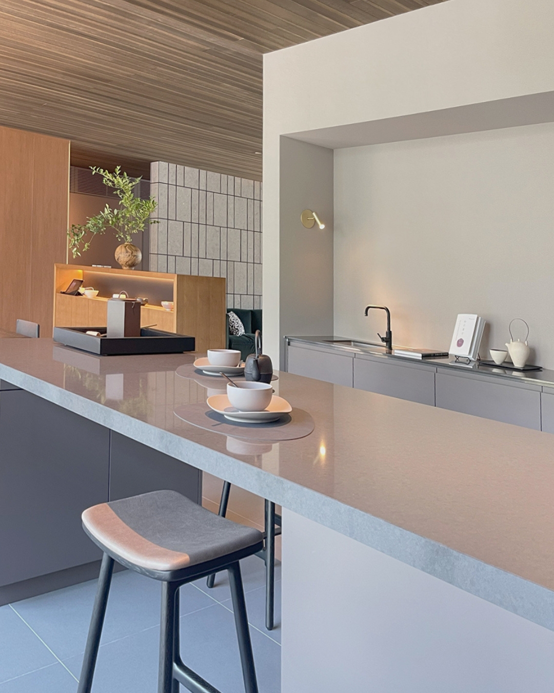 写真：静寂さと温もりを感じられる和モダン空間