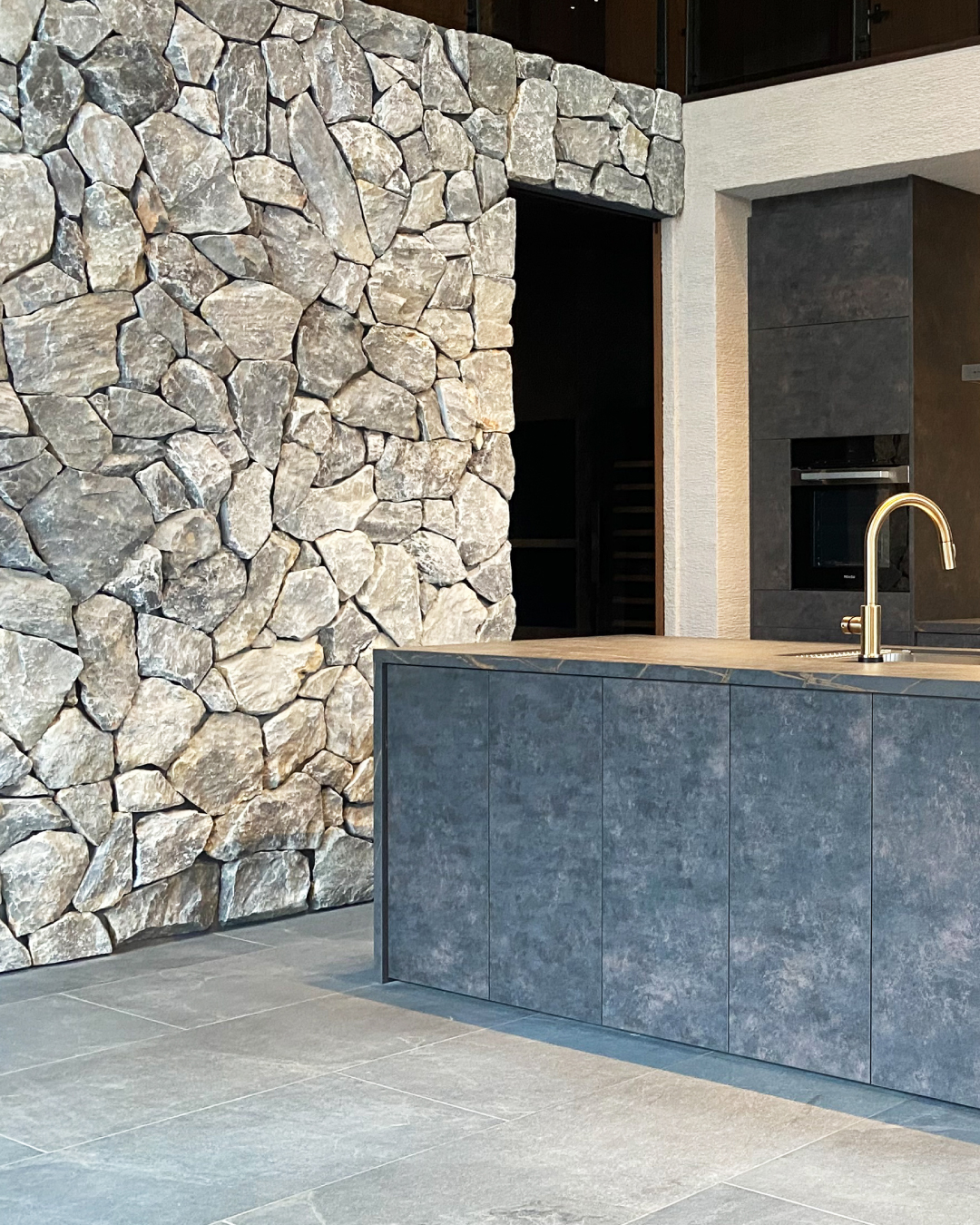 写真：ラグジュアリーな異素材ミックス