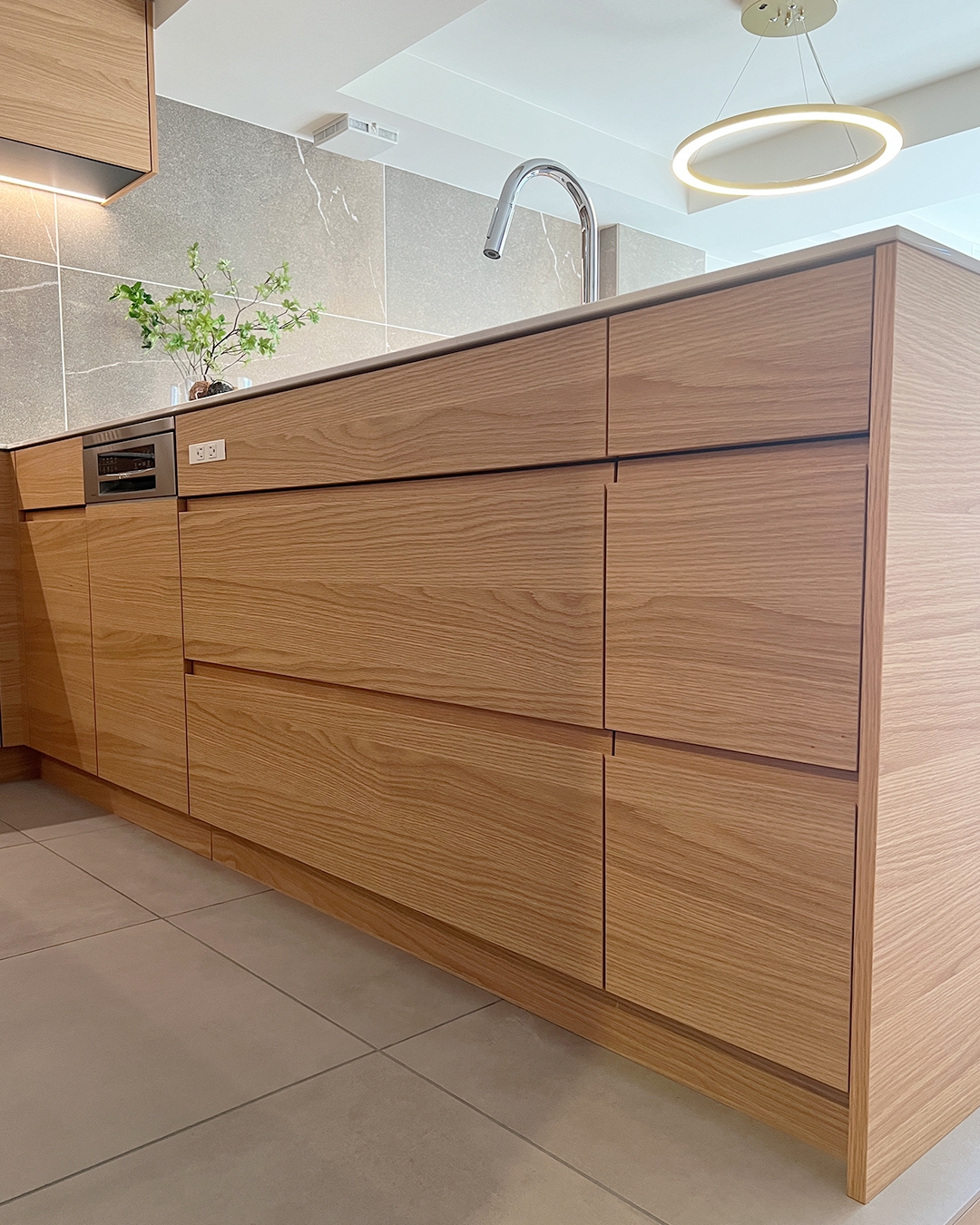 写真：オークの温もりあふれるLDK空間