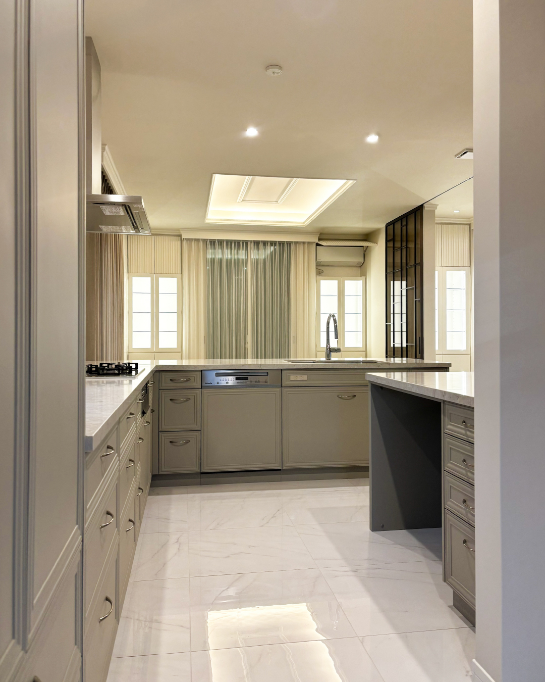 写真：優美な世界観が広がるキッチン