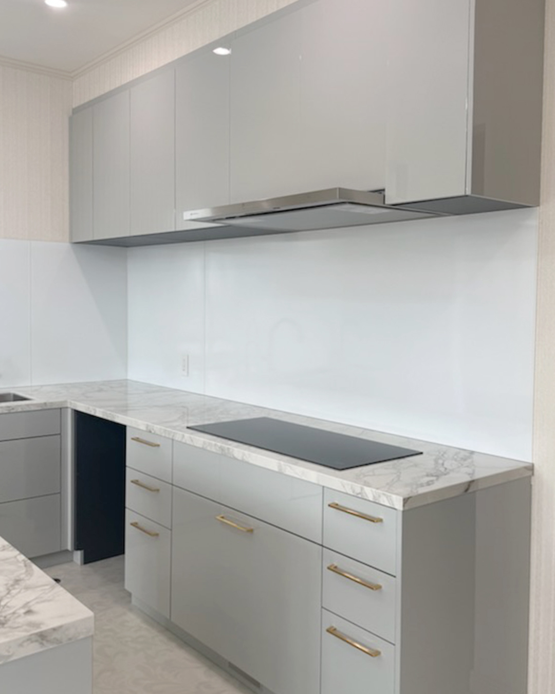 写真:上質な艶感がキッチンに華やぎを