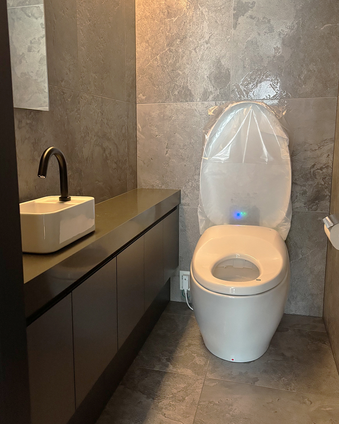 写真：シックで落ち着いたトイレ手洗い