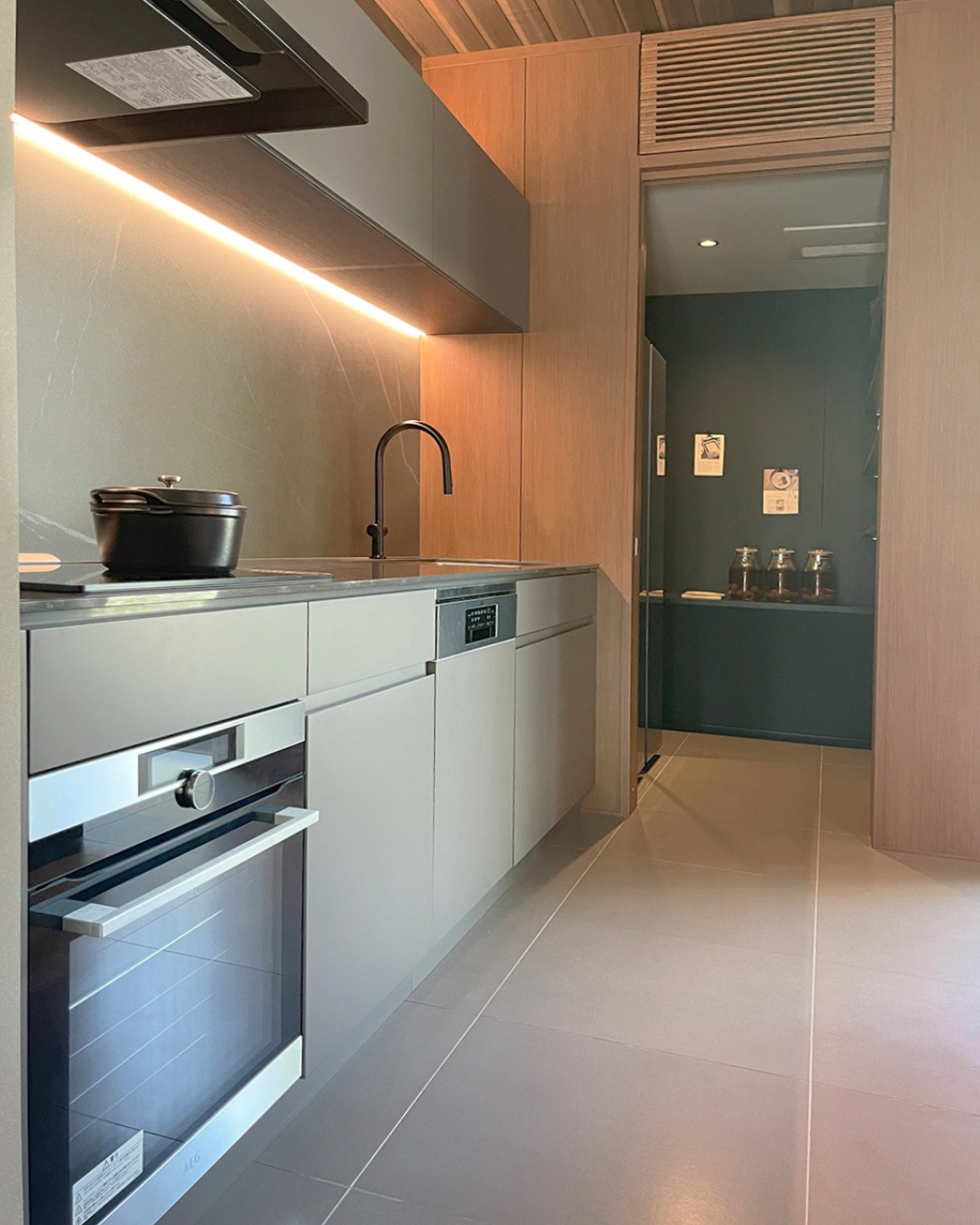 写真：静寂さと温もりを感じられる和モダン空間