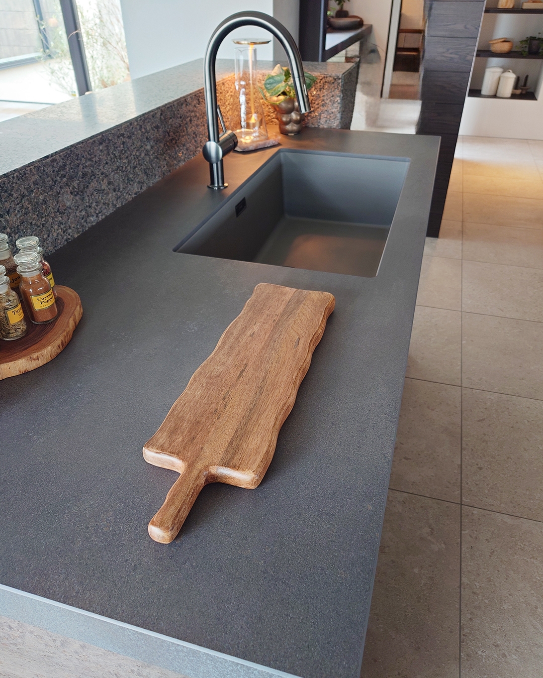 写真：日常が非日常になるリゾートスタイル