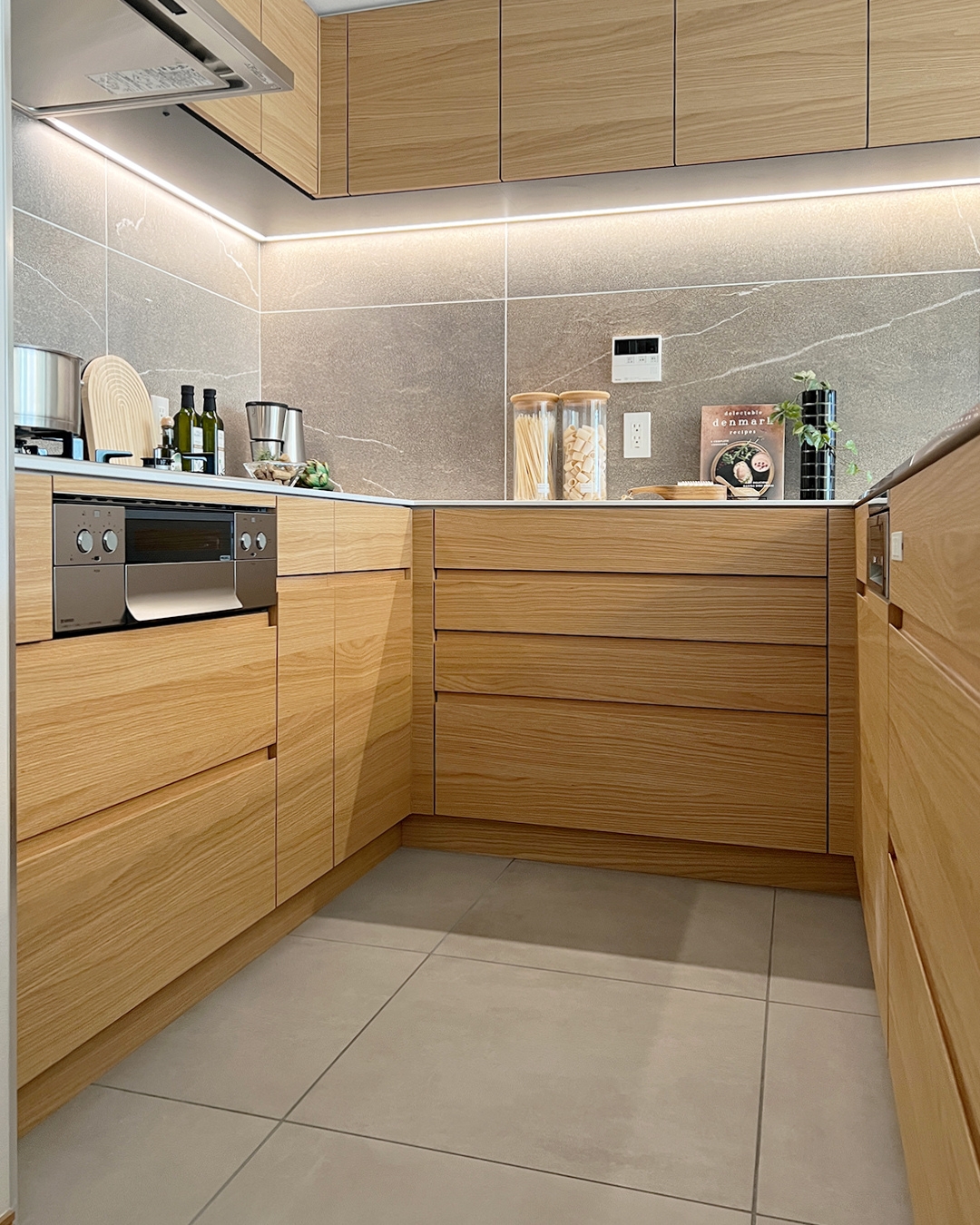 写真：オークの温もりあふれるLDK空間