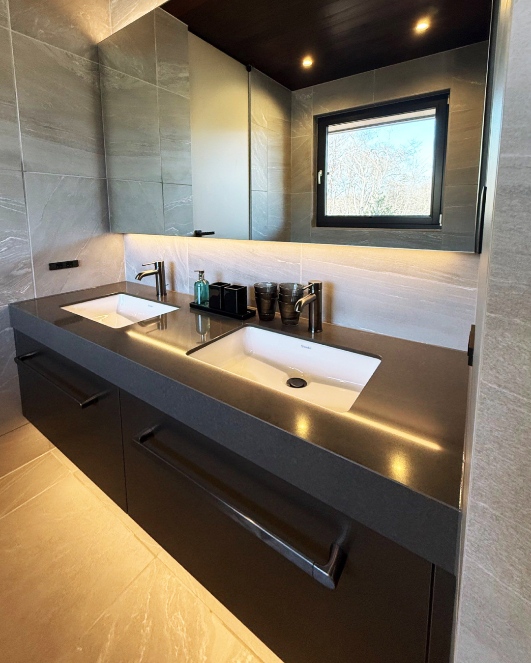 写真：ゆったりと過ごす贅沢な洗面空間