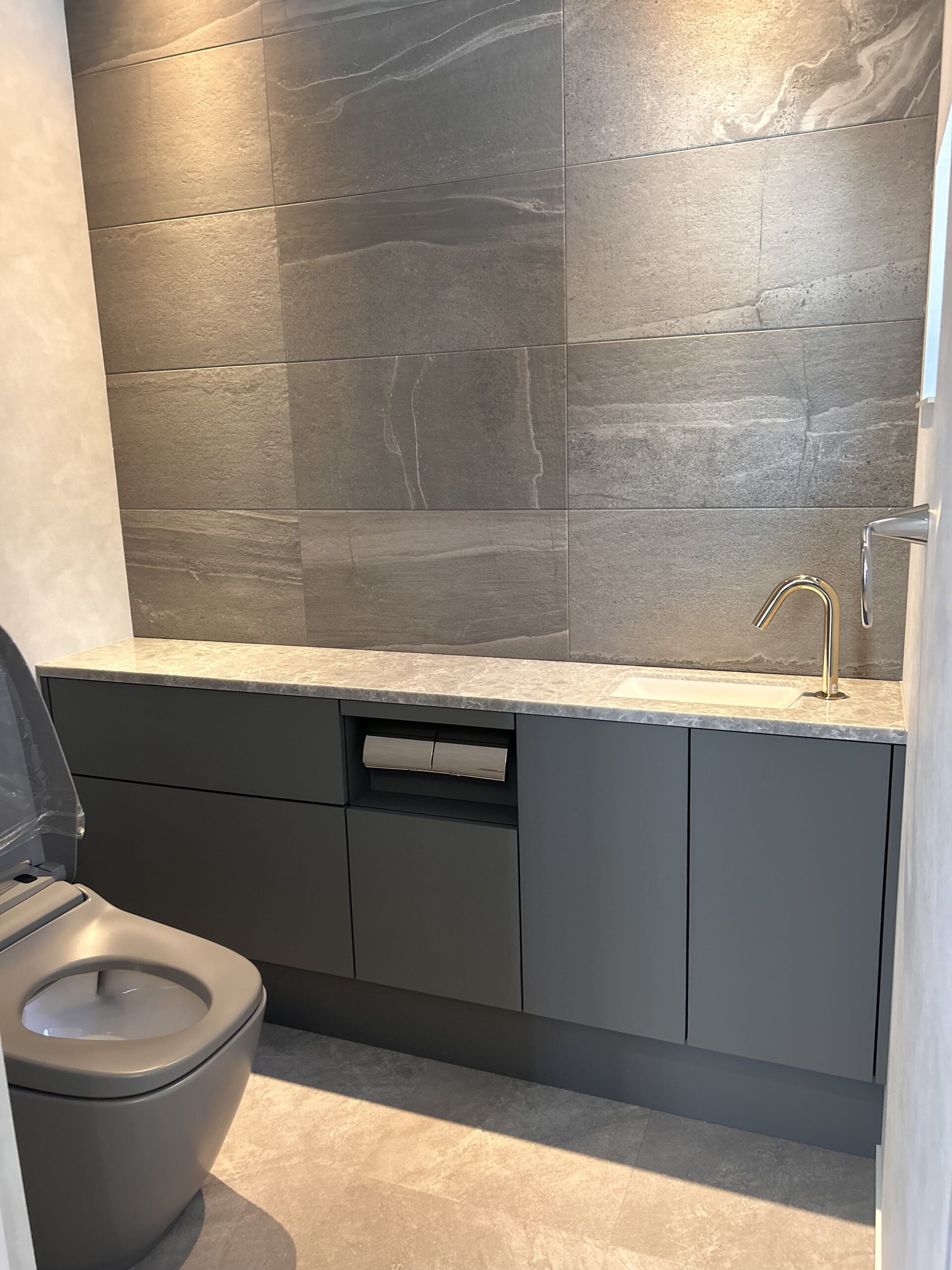 空間に調和するトイレ手洗い