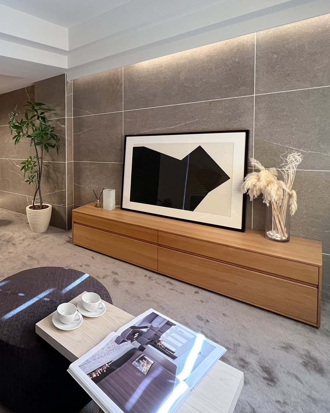 オークの温もりを感じるテレビボード