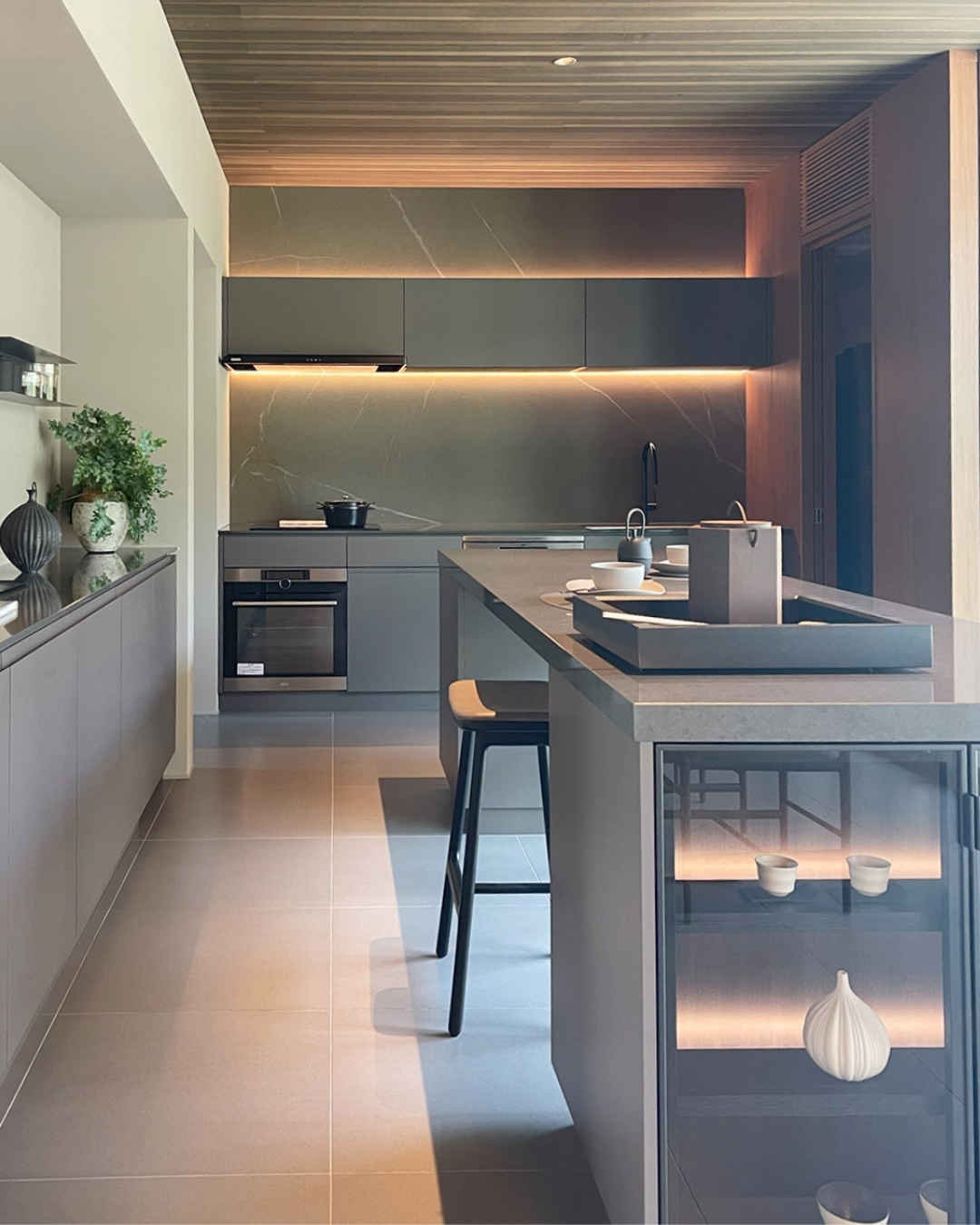 写真：静寂さと温もりを感じられる和モダン空間