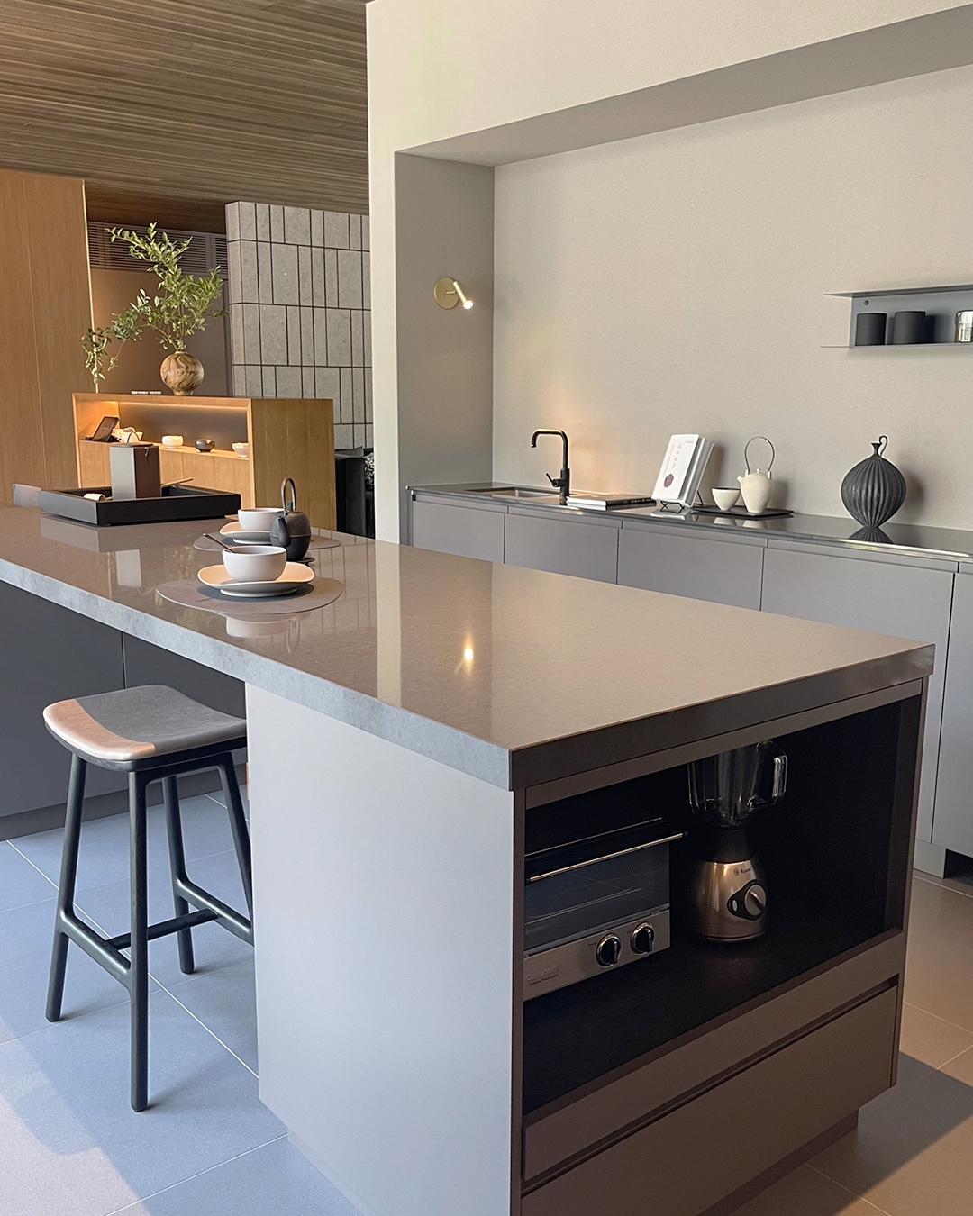 写真：静寂さと温もりを感じられる和モダン空間