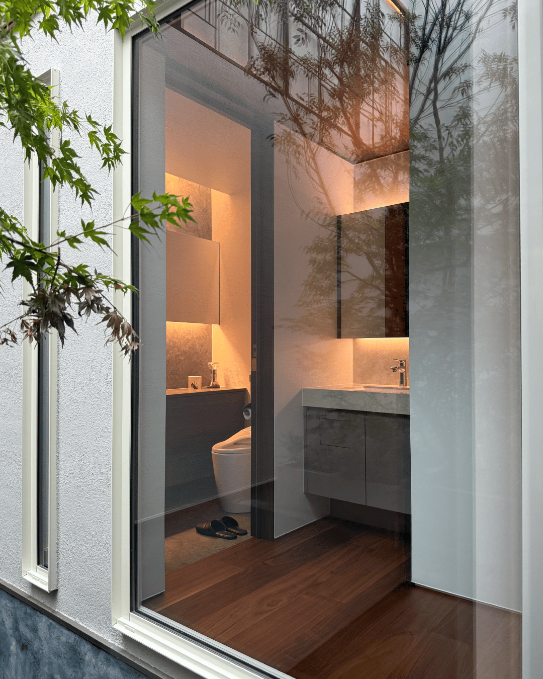 洗練された落ち着きのトイレ手洗い