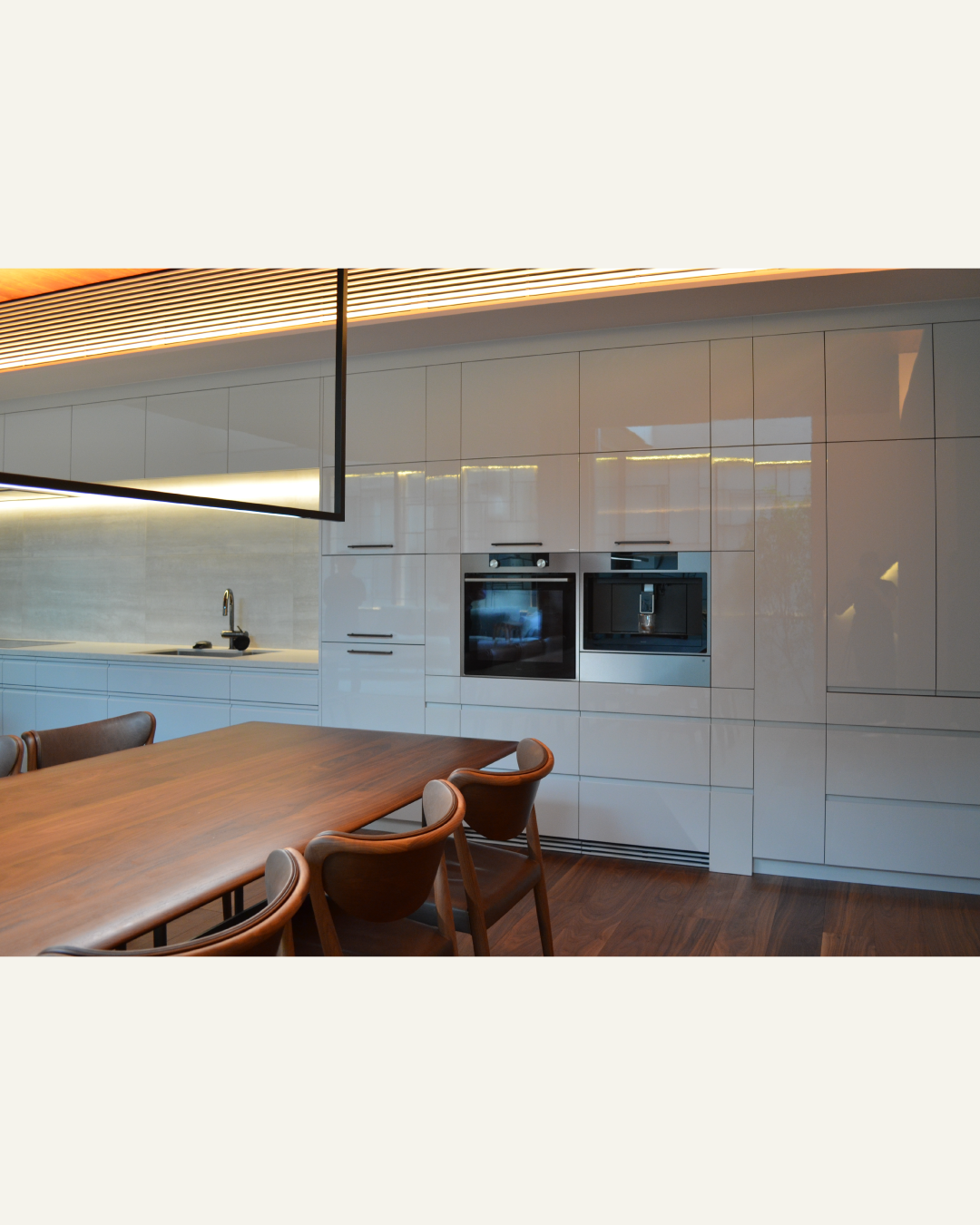 写真:ドラマティックなLDK空間