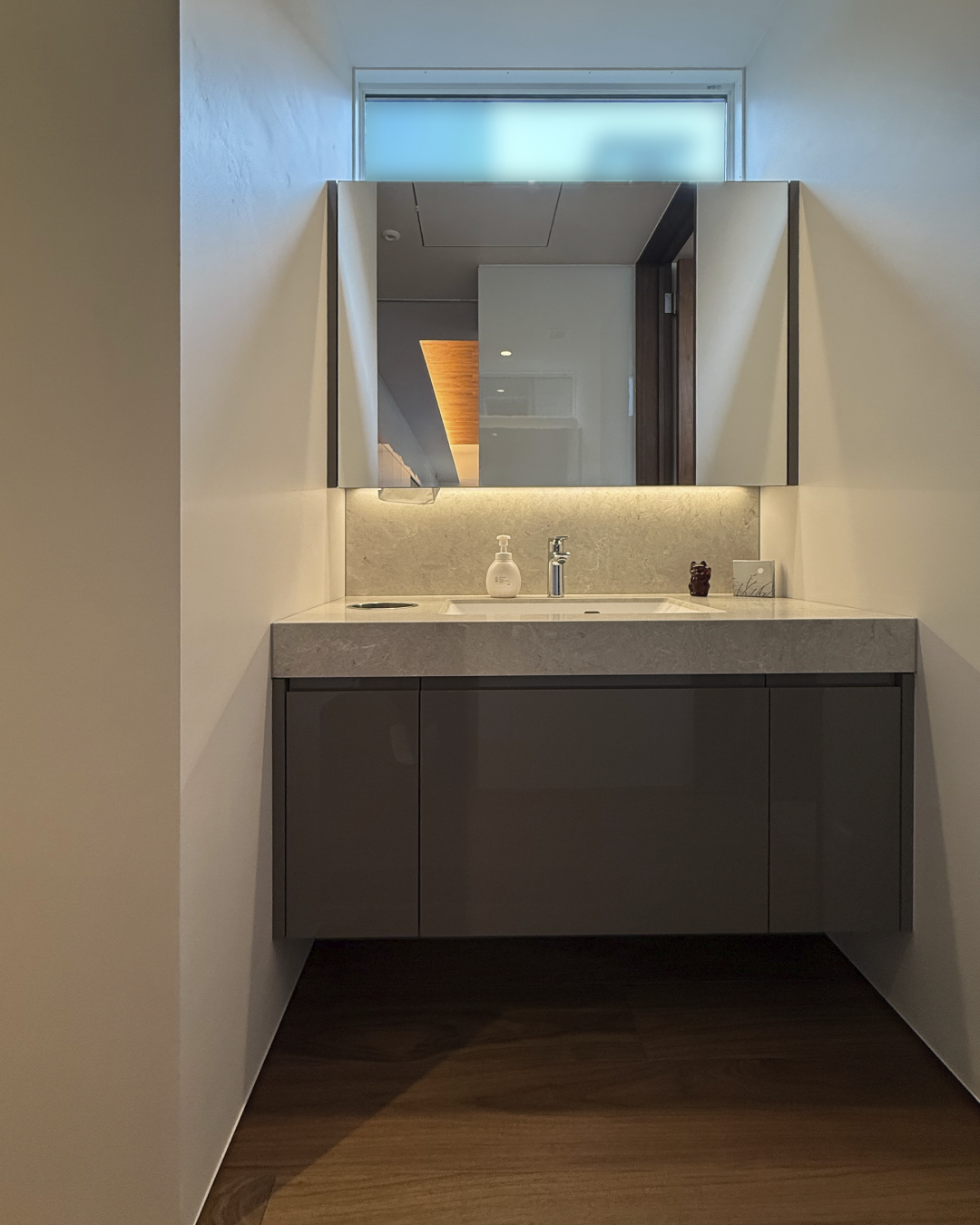 写真：洗練された落ち着きのトイレ手洗い