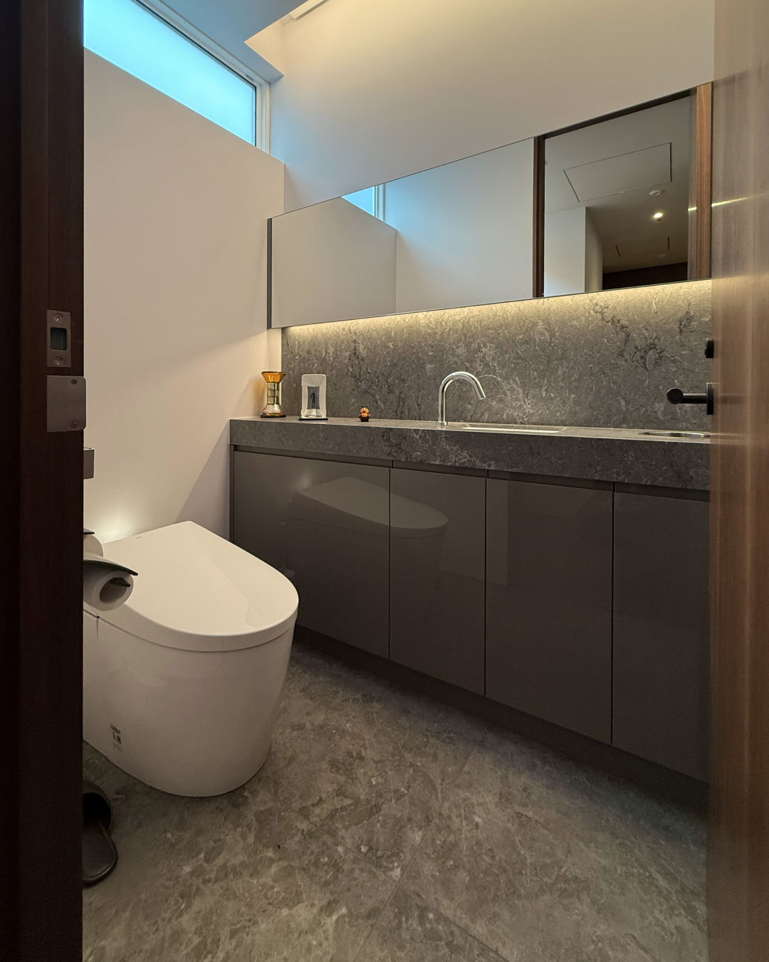 写真：洗練された落ち着きのトイレ手洗い