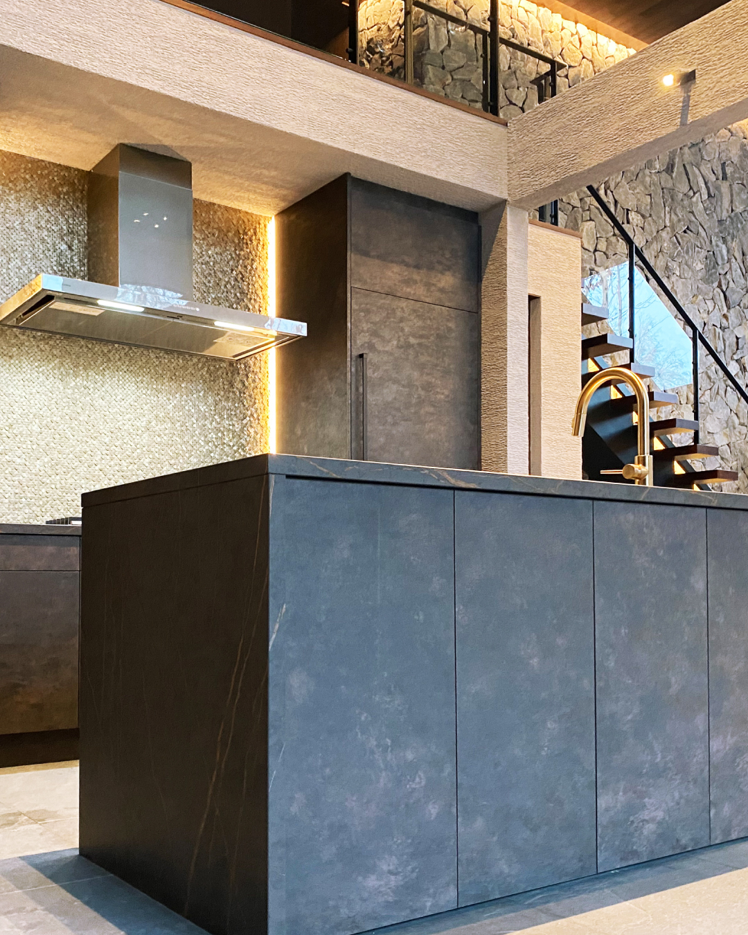 写真：ラグジュアリーな異素材ミックス