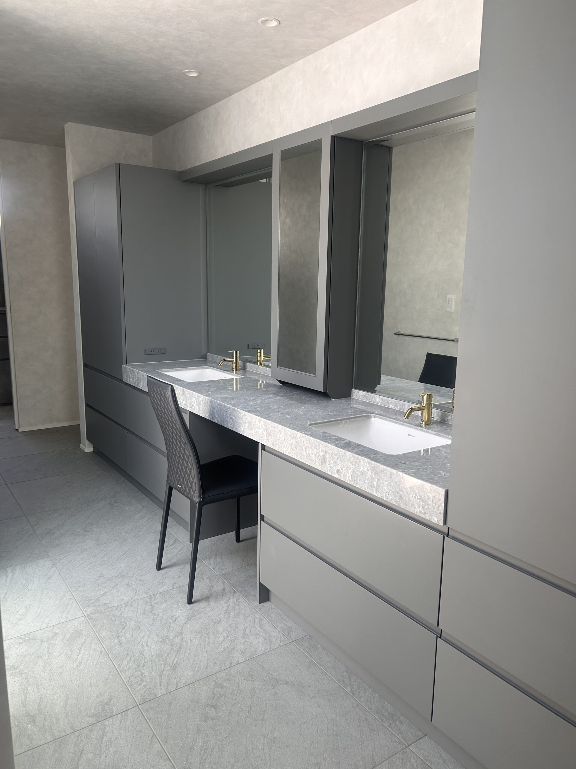 写真:光を受け止めるグレートーンの洗面空間