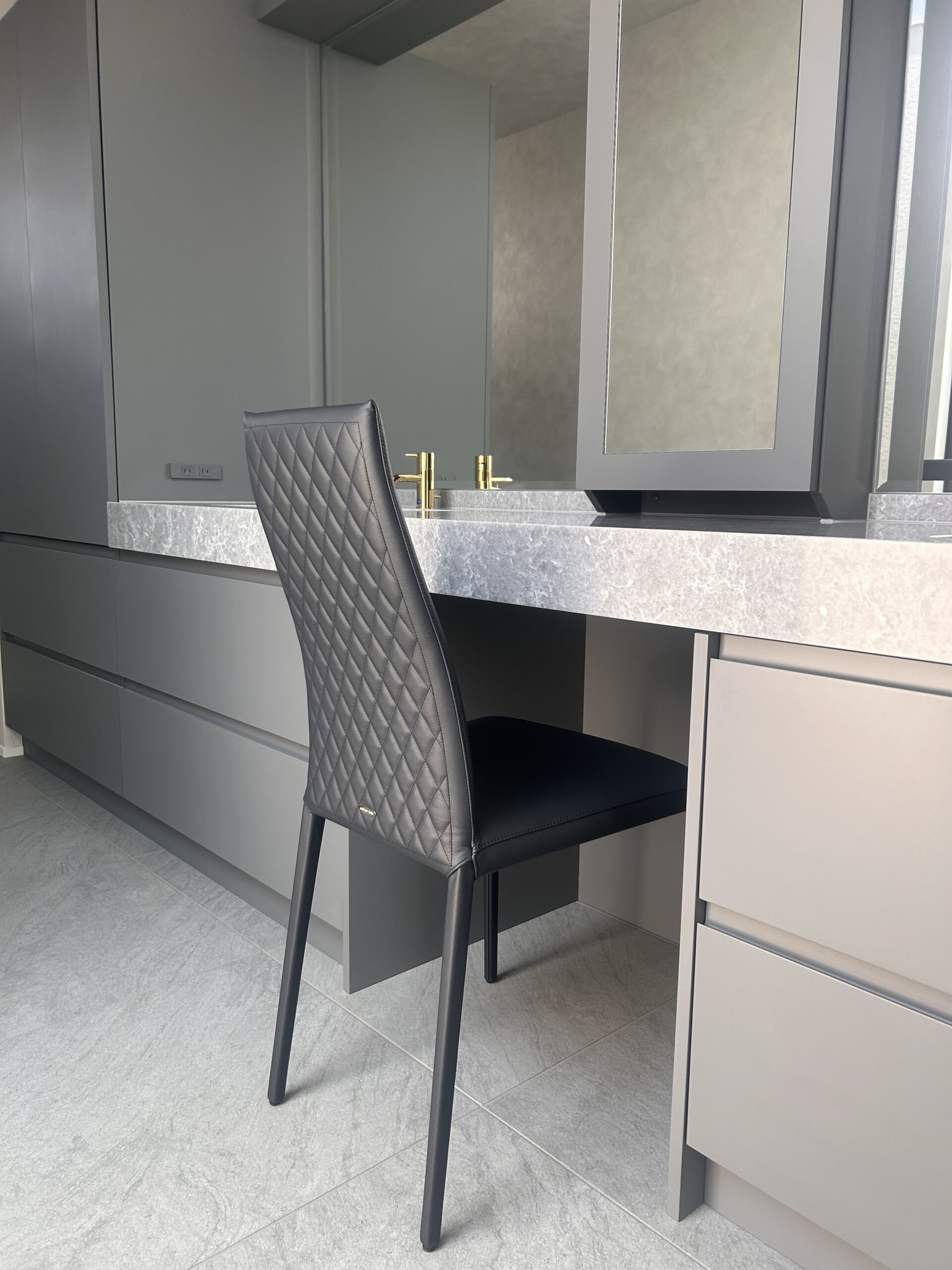 写真:光を受け止めるグレートーンの洗面空間