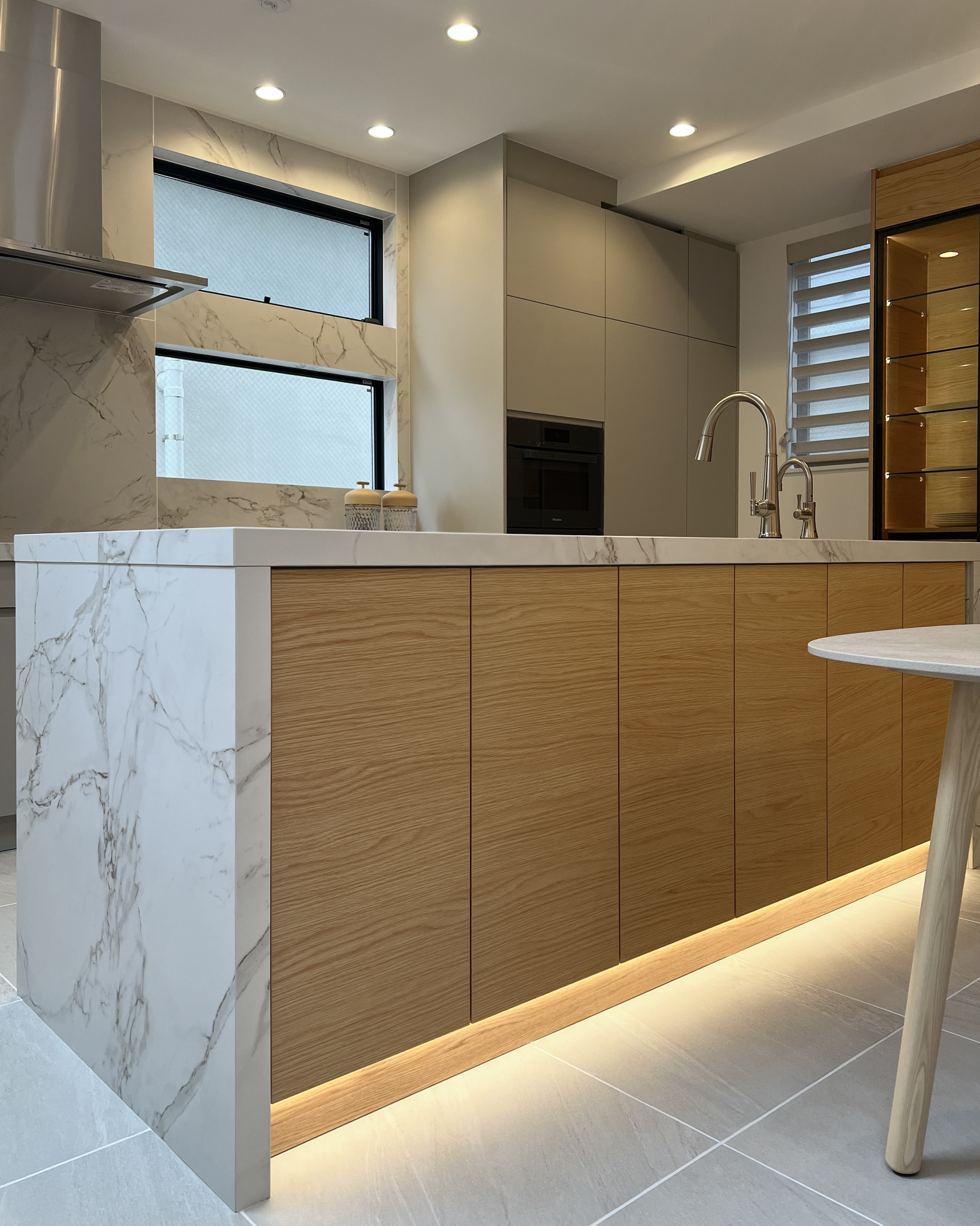 写真：温もりと華やかさを感じるキッチン