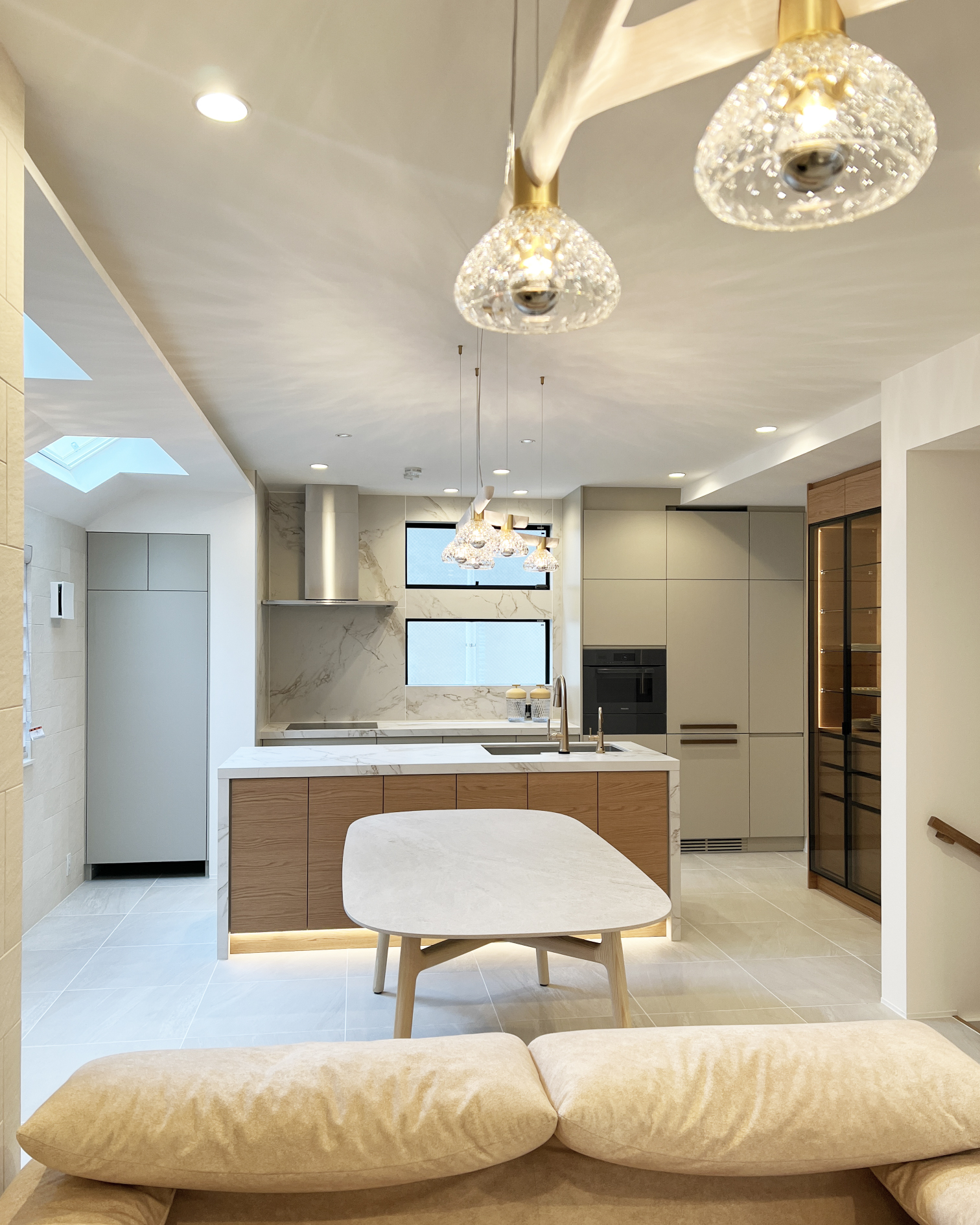 写真：温もりと華やかさを感じるキッチン