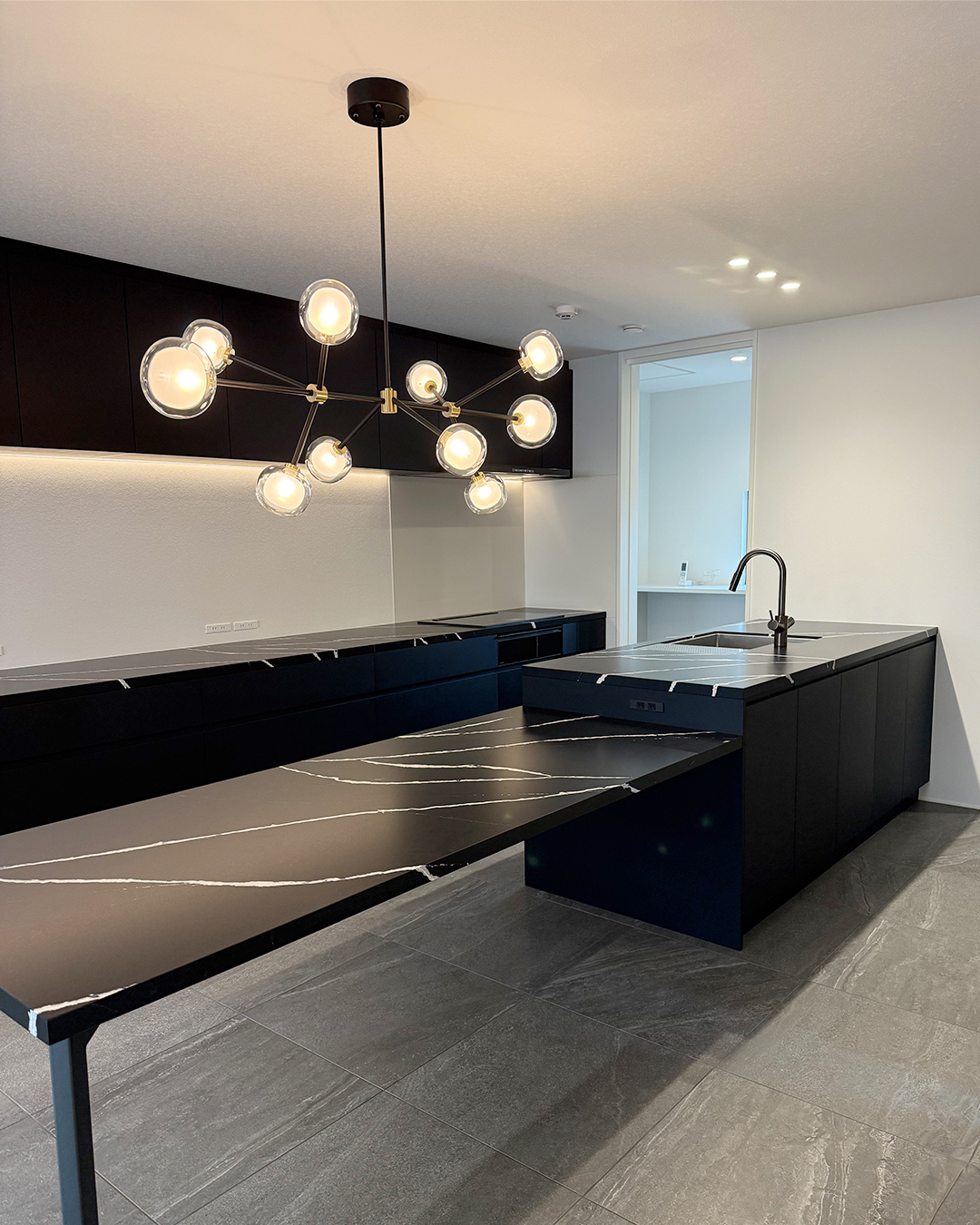 ラグジュアリーモダンなブラックキッチン